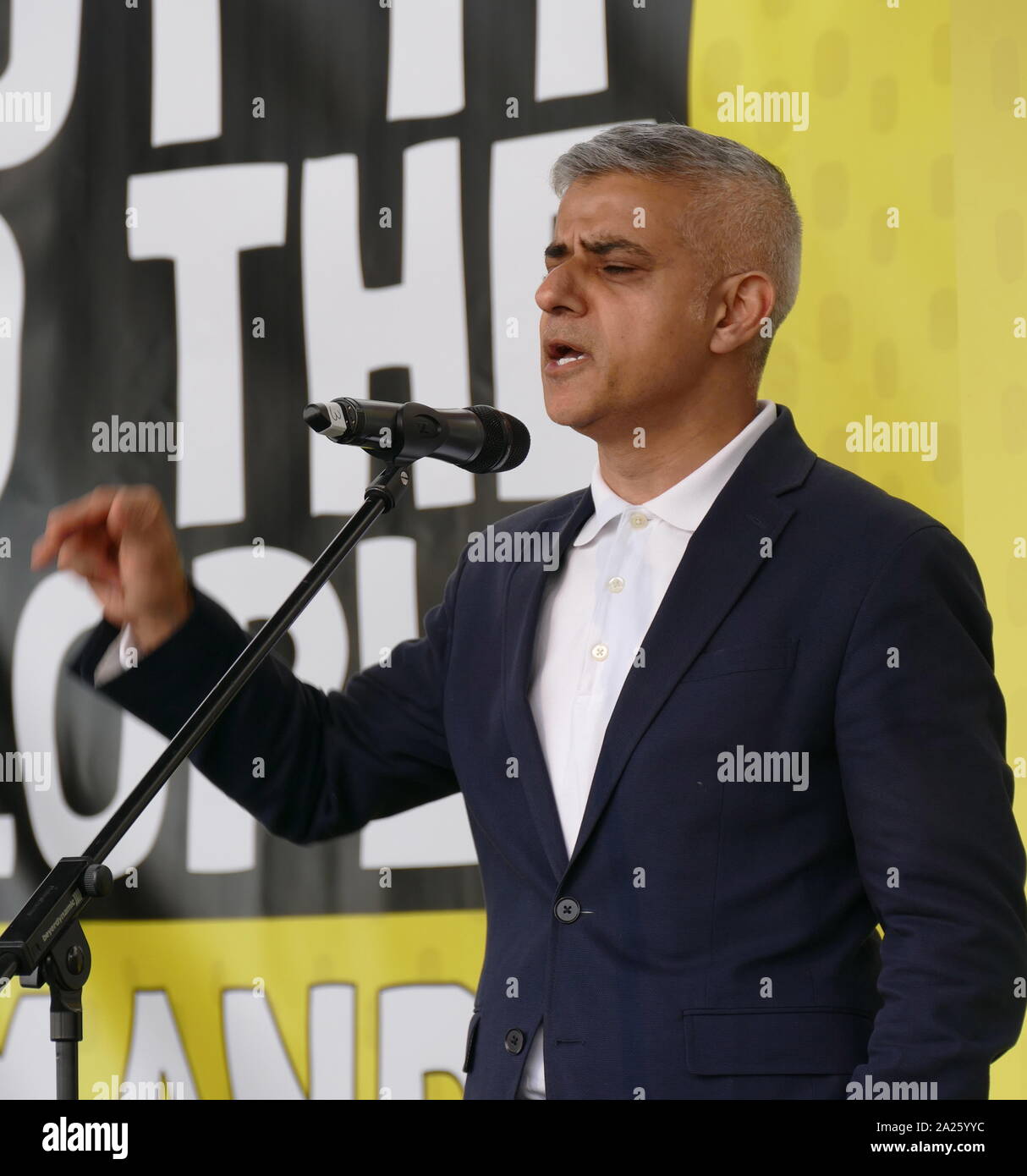 Sadiq Aman Khan, sindaco di Londra, risolve il "voto popolare' marzo in piazza del Parlamento, Londra. Il voto popolare marzo ha avuto luogo a Londra il 23 marzo 2019 come parte di una serie di dimostrazioni di protesta contro Brexit, chiamata per un nuovo referendum e chiedere al governo britannico di revocare l'articolo 50. Essa ha portato al capitale di centinaia di migliaia di manifestanti, o di più di un milione di persone secondo gli organizzatori. Foto Stock