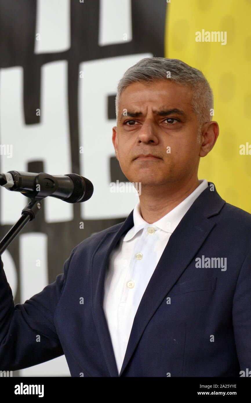 Sadiq Aman Khan, sindaco di Londra, risolve il "voto popolare' marzo in piazza del Parlamento, Londra. Il voto popolare marzo ha avuto luogo a Londra il 23 marzo 2019 come parte di una serie di dimostrazioni di protesta contro Brexit, chiamata per un nuovo referendum e chiedere al governo britannico di revocare l'articolo 50. Essa ha portato al capitale di centinaia di migliaia di manifestanti, o di più di un milione di persone secondo gli organizzatori. Foto Stock