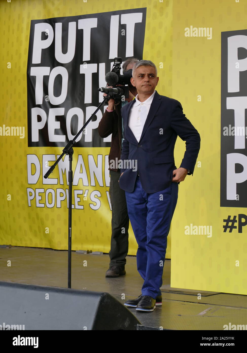 Sadiq Aman Khan, sindaco di Londra, risolve il "voto popolare' marzo in piazza del Parlamento, Londra. Il voto popolare marzo ha avuto luogo a Londra il 23 marzo 2019 come parte di una serie di dimostrazioni di protesta contro Brexit, chiamata per un nuovo referendum e chiedere al governo britannico di revocare l'articolo 50. Essa ha portato al capitale di centinaia di migliaia di manifestanti, o di più di un milione di persone secondo gli organizzatori. Foto Stock