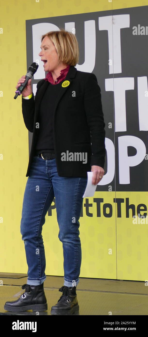 Mariella Frostrup; giornalista e presentatore, presso il "voto popolare' marzo in piazza del Parlamento, Londra. Il voto popolare marzo ha avuto luogo a Londra il 23 marzo 2019 come parte di una serie di dimostrazioni di protesta contro Brexit, chiamata per un nuovo referendum e chiedere al governo britannico di revocare l'articolo 50. Essa ha portato al capitale di centinaia di migliaia di manifestanti, o di più di un milione di persone secondo gli organizzatori. Foto Stock