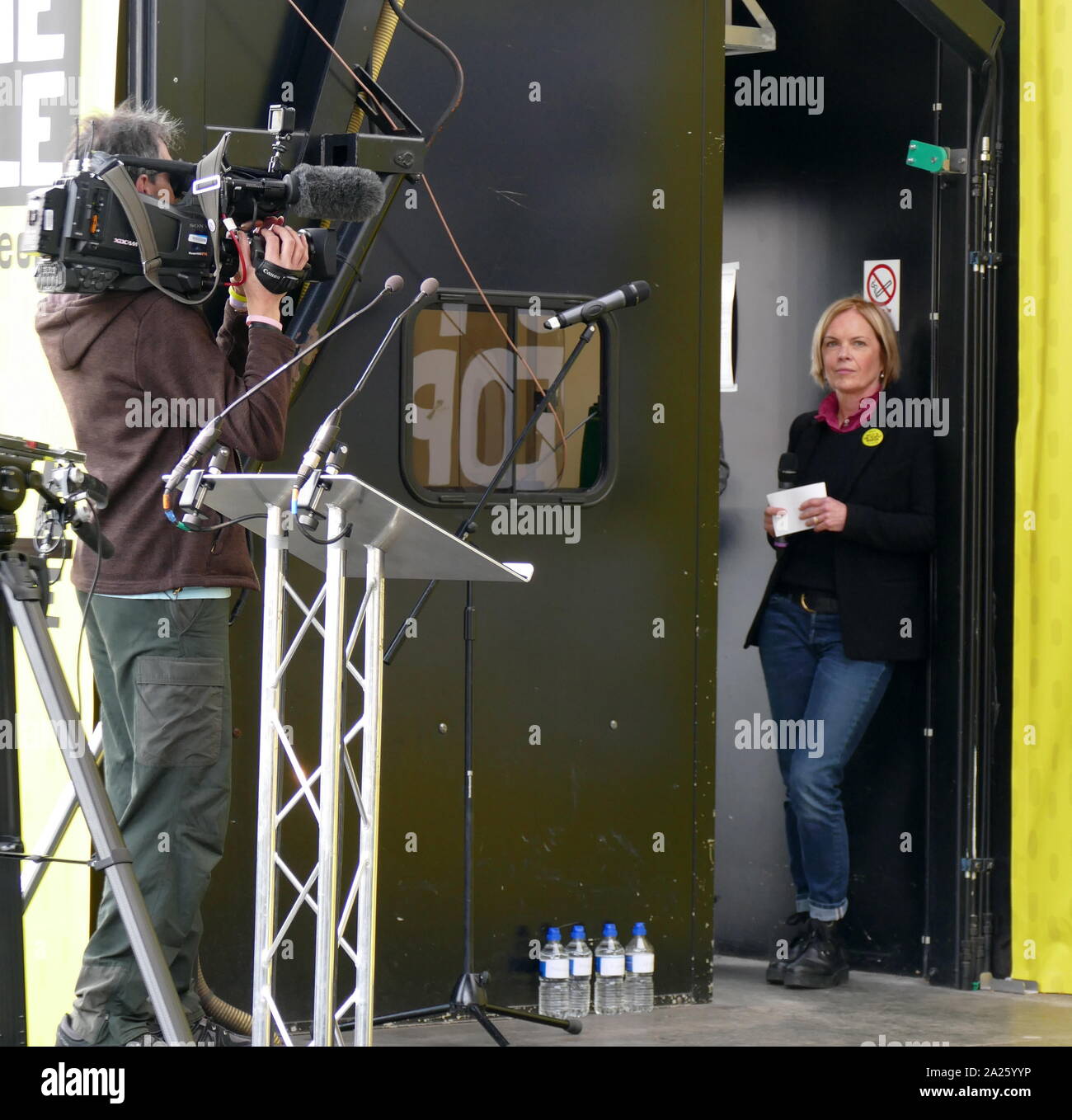 Mariella Frostrup; giornalista e presentatore, presso il "voto popolare' marzo in piazza del Parlamento, Londra. Il voto popolare marzo ha avuto luogo a Londra il 23 marzo 2019 come parte di una serie di dimostrazioni di protesta contro Brexit, chiamata per un nuovo referendum e chiedere al governo britannico di revocare l'articolo 50. Essa ha portato al capitale di centinaia di migliaia di manifestanti, o di più di un milione di persone secondo gli organizzatori. Foto Stock