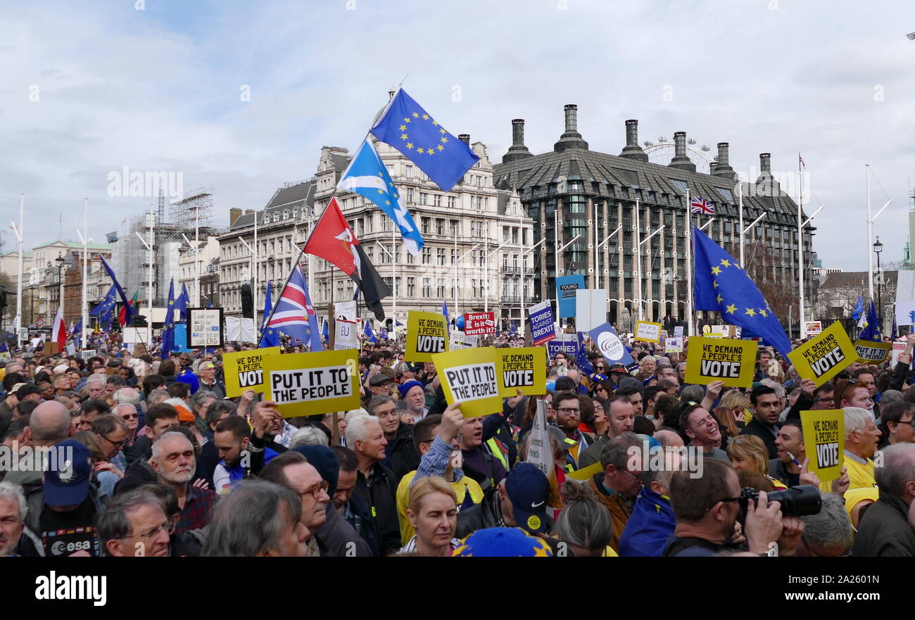 Il "voto popolare' marzo in piazza del Parlamento, Londra. Il voto popolare marzo ha avuto luogo a Londra il 23 marzo 2019 come parte di una serie di dimostrazioni di protesta contro Brexit, chiamata per un nuovo referendum e chiedere al governo britannico di revocare l'articolo 50. Essa ha portato al capitale di centinaia di migliaia di manifestanti, o di più di un milione di persone secondo gli organizzatori. Foto Stock