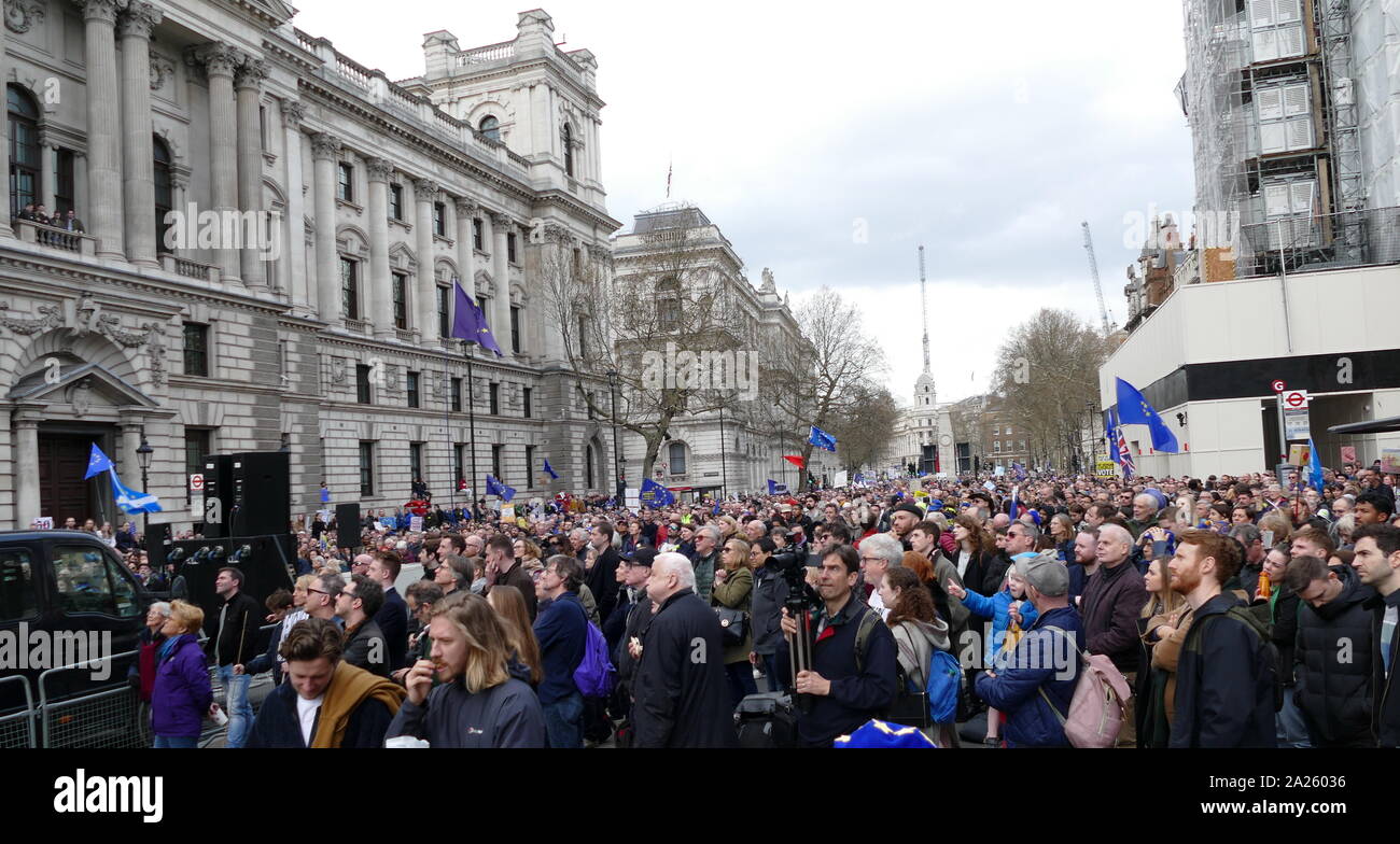 Il "voto popolare' marzo in piazza del Parlamento, Londra. Il voto popolare marzo ha avuto luogo a Londra il 23 marzo 2019 come parte di una serie di dimostrazioni di protesta contro Brexit, chiamata per un nuovo referendum e chiedere al governo britannico di revocare l'articolo 50. Essa ha portato al capitale di centinaia di migliaia di manifestanti, o di più di un milione di persone secondo gli organizzatori. Foto Stock