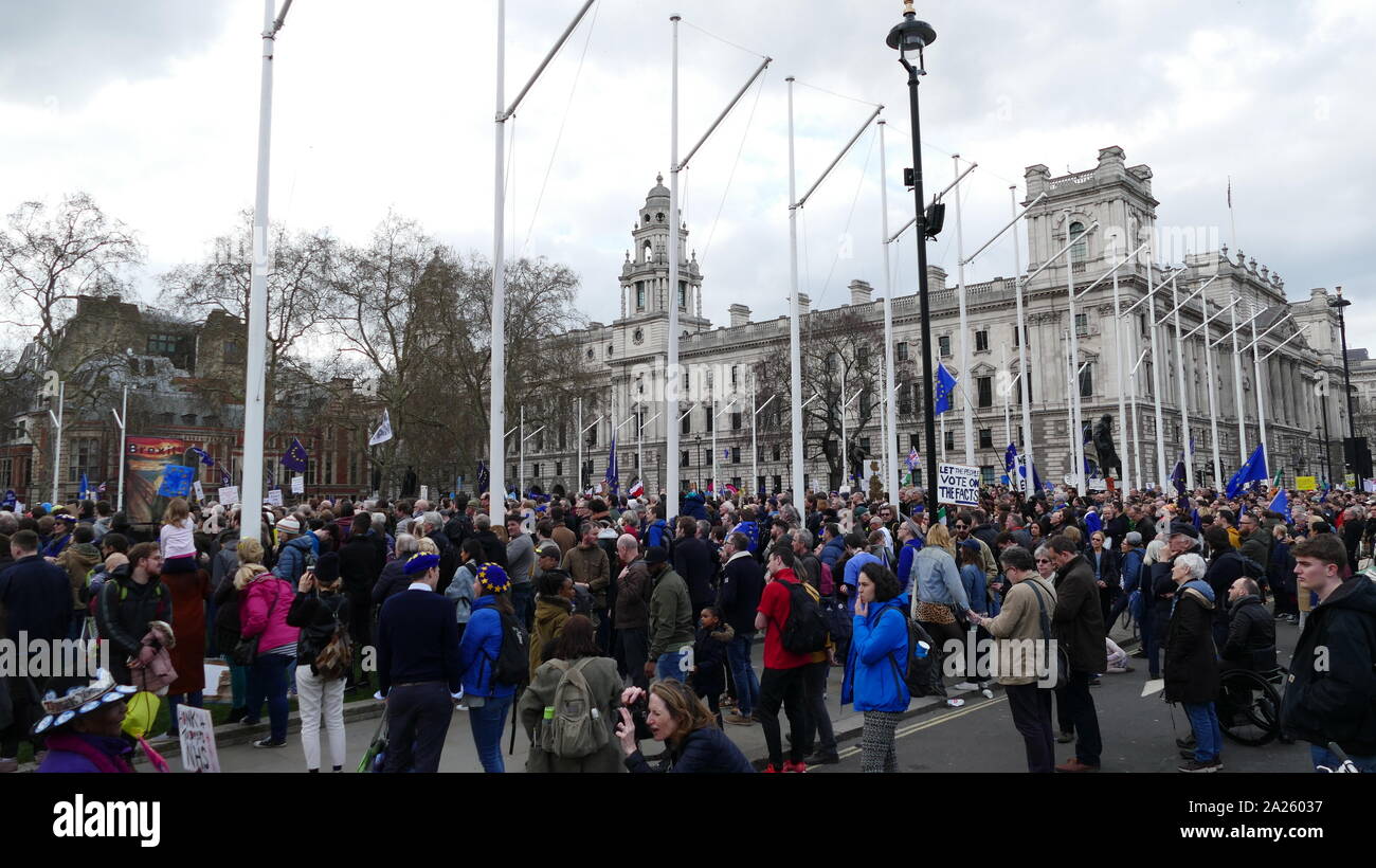 Il "voto popolare' marzo in piazza del Parlamento, Londra. Il voto popolare marzo ha avuto luogo a Londra il 23 marzo 2019 come parte di una serie di dimostrazioni di protesta contro Brexit, chiamata per un nuovo referendum e chiedere al governo britannico di revocare l'articolo 50. Essa ha portato al capitale di centinaia di migliaia di manifestanti, o di più di un milione di persone secondo gli organizzatori. Foto Stock