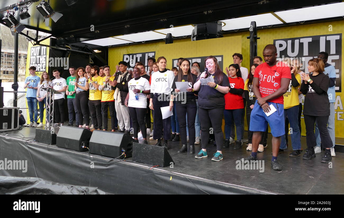 I giovani affrontare il "voto popolare' marzo in piazza del Parlamento, Londra. Il voto popolare marzo ha avuto luogo a Londra il 23 marzo 2019 come parte di una serie di dimostrazioni di protesta contro Brexit, chiamata per un nuovo referendum e chiedere al governo britannico di revocare l'articolo 50. Essa ha portato al capitale di centinaia di migliaia di manifestanti, o di più di un milione di persone secondo gli organizzatori. Foto Stock