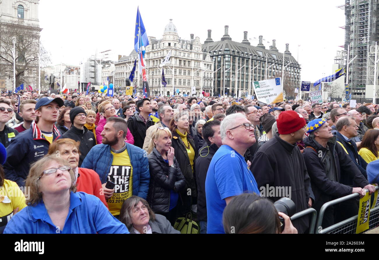 Il "voto popolare' marzo in piazza del Parlamento, Londra. Il voto popolare marzo ha avuto luogo a Londra il 23 marzo 2019 come parte di una serie di dimostrazioni di protesta contro Brexit, chiamata per un nuovo referendum e chiedere al governo britannico di revocare l'articolo 50. Essa ha portato al capitale di centinaia di migliaia di manifestanti, o di più di un milione di persone secondo gli organizzatori. Foto Stock