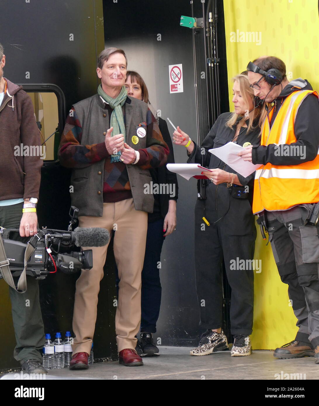 Dominic Grieve, British politico conservatore, si avvicina al destinatario il "voto popolare' marzo in piazza del Parlamento, Londra. Il voto popolare marzo ha avuto luogo a Londra il 23 marzo 2019 come parte di una serie di dimostrazioni di protesta contro Brexit, chiamata per un nuovo referendum e chiedere al governo britannico di revocare l'articolo 50. Essa ha portato al capitale di centinaia di migliaia di manifestanti, o di più di un milione di persone secondo gli organizzatori. Foto Stock