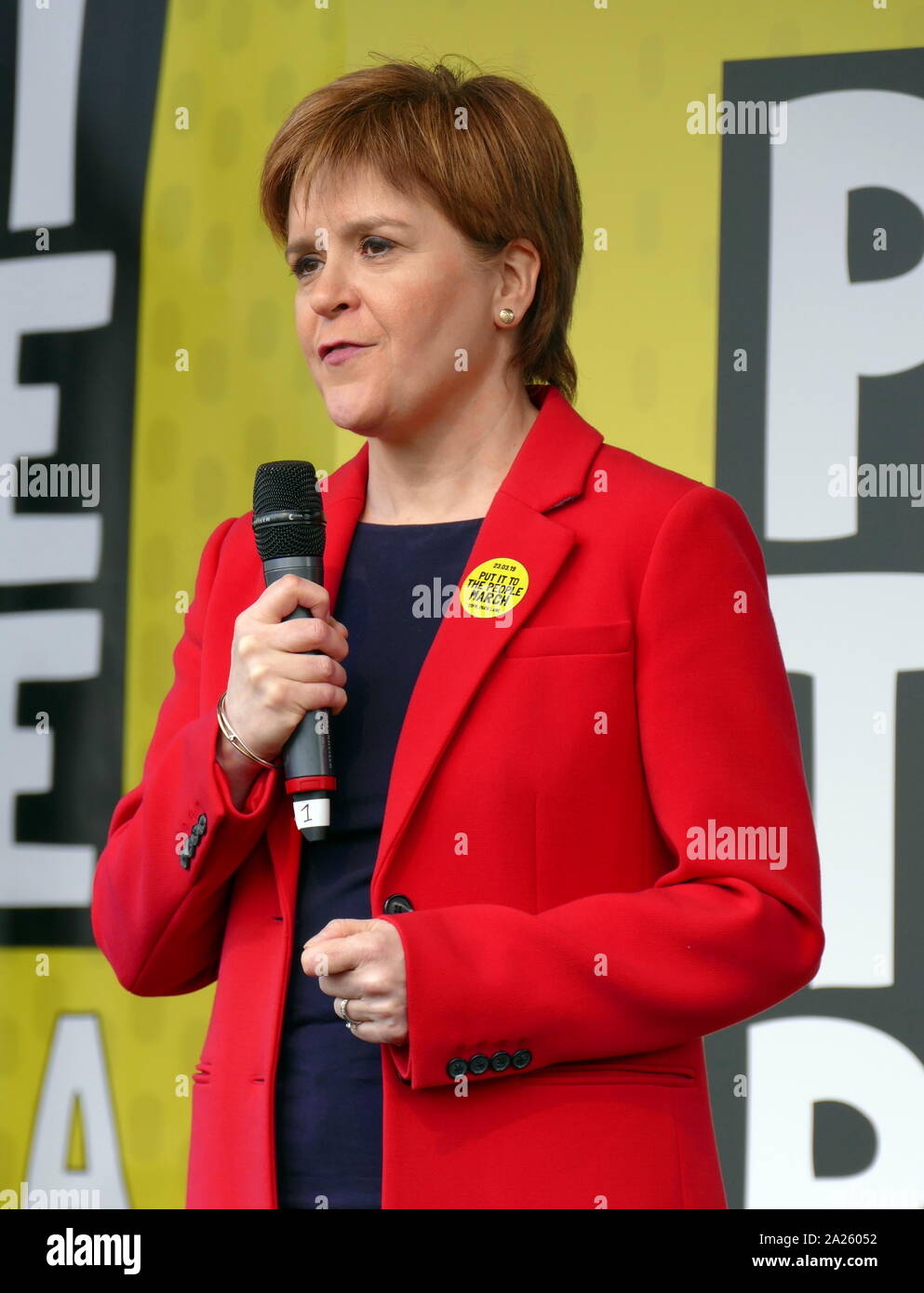 Nicola Ferguson storione, Primo ministro di Scozia risolve il "voto popolare' marzo in piazza del Parlamento, Londra. Il voto popolare marzo ha avuto luogo a Londra il 23 marzo 2019 come parte di una serie di dimostrazioni di protesta contro Brexit, chiamata per un nuovo referendum e chiedere al governo britannico di revocare l'articolo 50. Essa ha portato al capitale di centinaia di migliaia di manifestanti, o di più di un milione di persone secondo gli organizzatori. Foto Stock