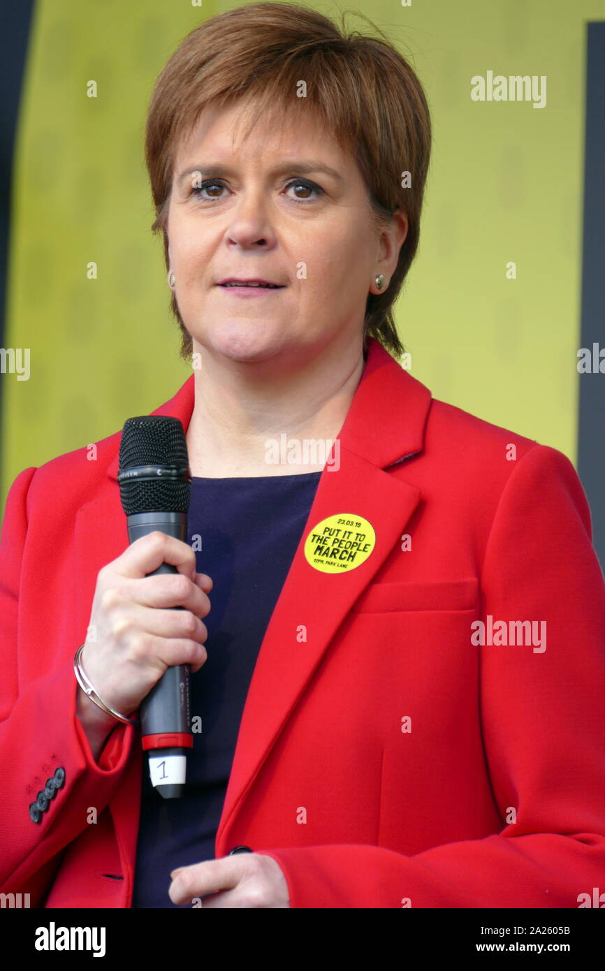 Nicola Ferguson storione, Primo ministro di Scozia risolve il "voto popolare' marzo in piazza del Parlamento, Londra. Il voto popolare marzo ha avuto luogo a Londra il 23 marzo 2019 come parte di una serie di dimostrazioni di protesta contro Brexit, chiamata per un nuovo referendum e chiedere al governo britannico di revocare l'articolo 50. Essa ha portato al capitale di centinaia di migliaia di manifestanti, o di più di un milione di persone secondo gli organizzatori. Foto Stock