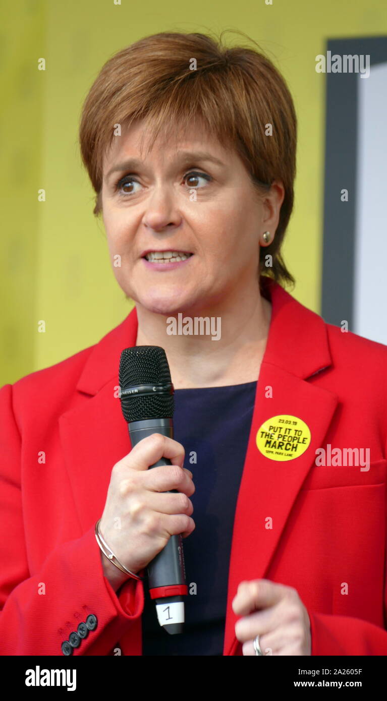 Nicola Ferguson storione, Primo ministro di Scozia risolve il "voto popolare' marzo in piazza del Parlamento, Londra. Il voto popolare marzo ha avuto luogo a Londra il 23 marzo 2019 come parte di una serie di dimostrazioni di protesta contro Brexit, chiamata per un nuovo referendum e chiedere al governo britannico di revocare l'articolo 50. Essa ha portato al capitale di centinaia di migliaia di manifestanti, o di più di un milione di persone secondo gli organizzatori. Foto Stock