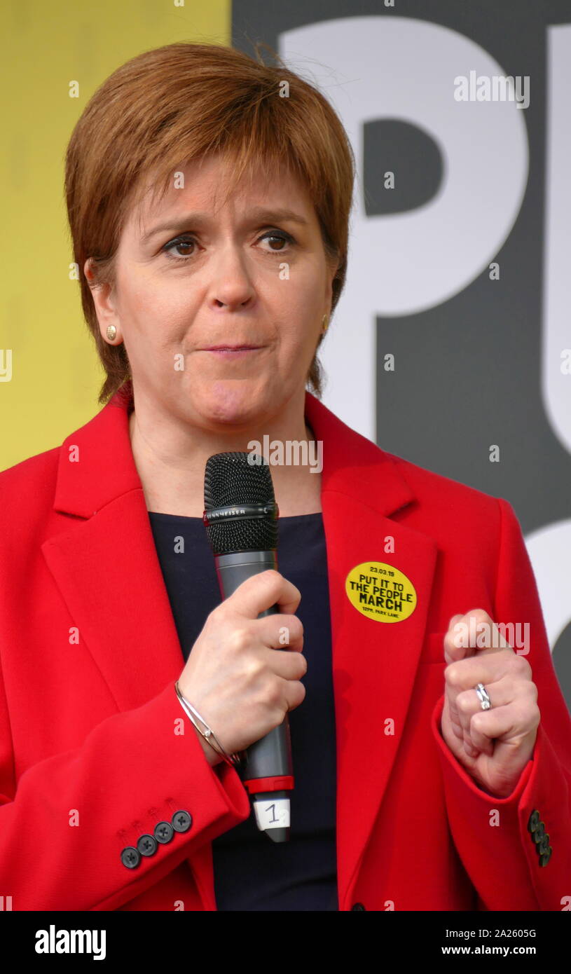Nicola Ferguson storione, Primo ministro di Scozia risolve il "voto popolare' marzo in piazza del Parlamento, Londra. Il voto popolare marzo ha avuto luogo a Londra il 23 marzo 2019 come parte di una serie di dimostrazioni di protesta contro Brexit, chiamata per un nuovo referendum e chiedere al governo britannico di revocare l'articolo 50. Essa ha portato al capitale di centinaia di migliaia di manifestanti, o di più di un milione di persone secondo gli organizzatori. Foto Stock