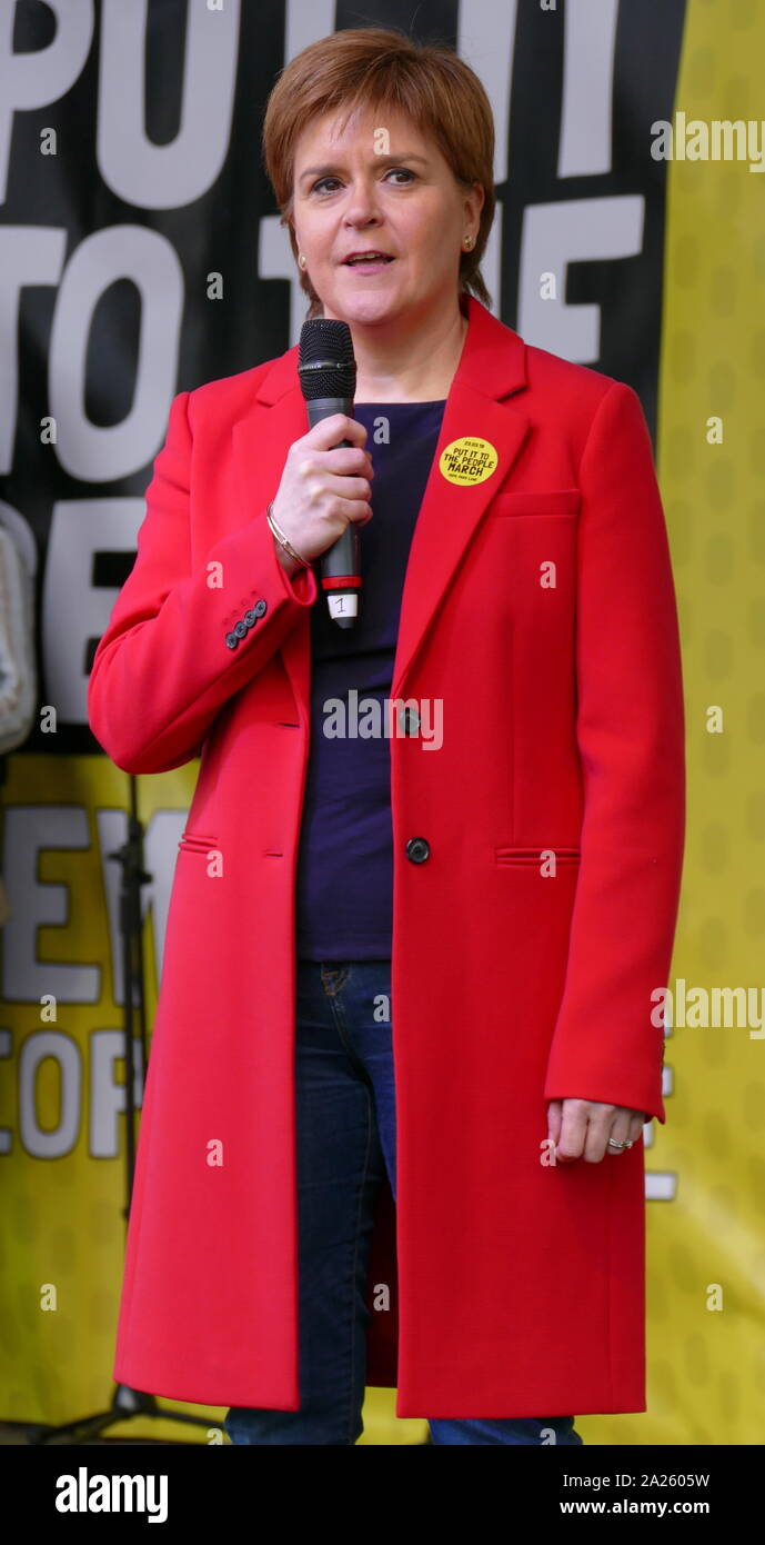 Nicola Ferguson storione, Primo ministro di Scozia risolve il "voto popolare' marzo in piazza del Parlamento, Londra. Il voto popolare marzo ha avuto luogo a Londra il 23 marzo 2019 come parte di una serie di dimostrazioni di protesta contro Brexit, chiamata per un nuovo referendum e chiedere al governo britannico di revocare l'articolo 50. Essa ha portato al capitale di centinaia di migliaia di manifestanti, o di più di un milione di persone secondo gli organizzatori. Foto Stock
