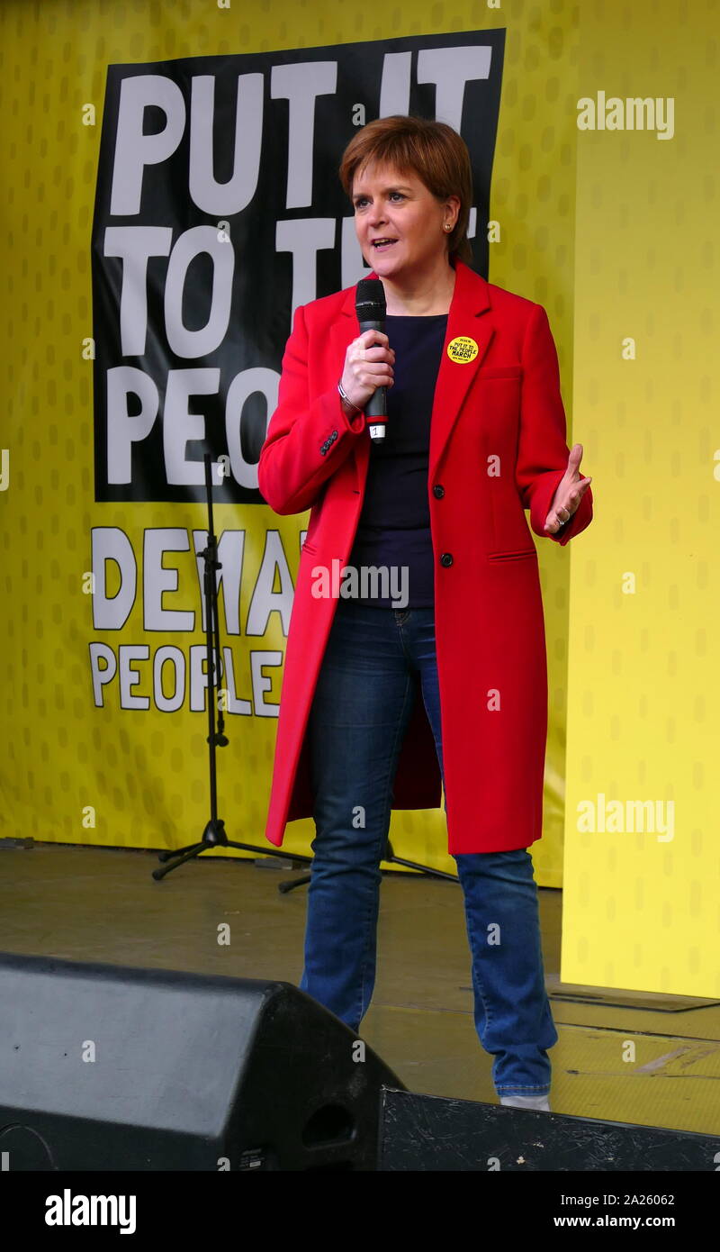 Nicola Ferguson storione, Primo ministro di Scozia risolve il "voto popolare' marzo in piazza del Parlamento, Londra. Il voto popolare marzo ha avuto luogo a Londra il 23 marzo 2019 come parte di una serie di dimostrazioni di protesta contro Brexit, chiamata per un nuovo referendum e chiedere al governo britannico di revocare l'articolo 50. Essa ha portato al capitale di centinaia di migliaia di manifestanti, o di più di un milione di persone secondo gli organizzatori. Foto Stock