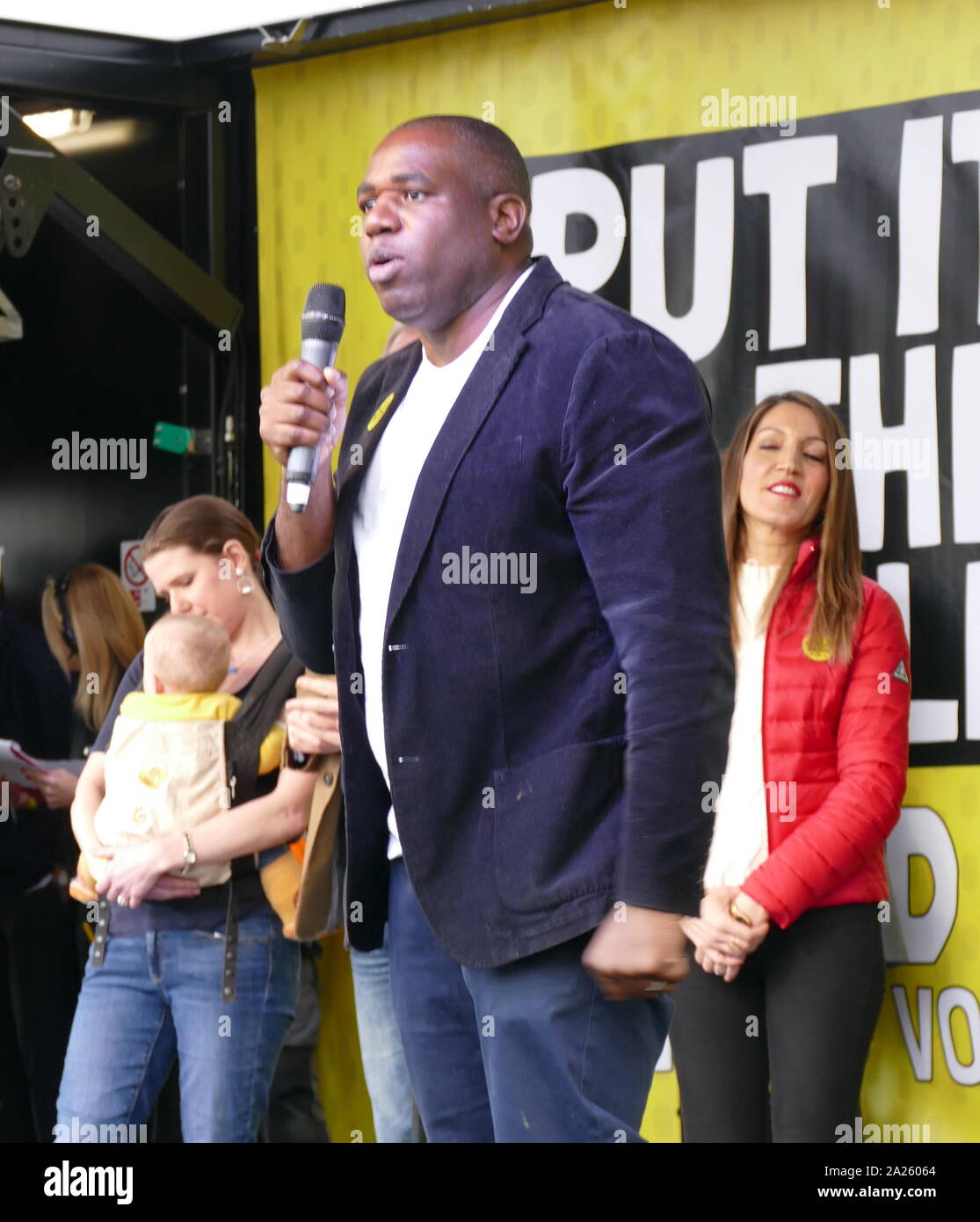 David Lammy, manodopera MP per Tottenham, risolve il "voto popolare' marzo in piazza del Parlamento, Londra. Il voto popolare marzo ha avuto luogo a Londra il 23 marzo 2019 come parte di una serie di dimostrazioni di protesta contro Brexit, chiamata per un nuovo referendum e chiedere al governo britannico di revocare l'articolo 50. Essa ha portato al capitale di centinaia di migliaia di manifestanti, o di più di un milione di persone secondo gli organizzatori. Foto Stock
