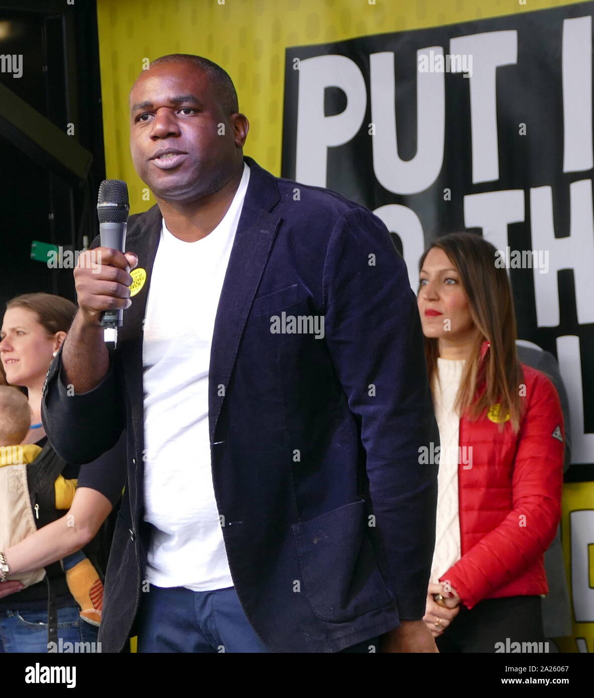 David Lammy, manodopera MP per Tottenham, risolve il "voto popolare' marzo in piazza del Parlamento, Londra. Il voto popolare marzo ha avuto luogo a Londra il 23 marzo 2019 come parte di una serie di dimostrazioni di protesta contro Brexit, chiamata per un nuovo referendum e chiedere al governo britannico di revocare l'articolo 50. Essa ha portato al capitale di centinaia di migliaia di manifestanti, o di più di un milione di persone secondo gli organizzatori. Foto Stock