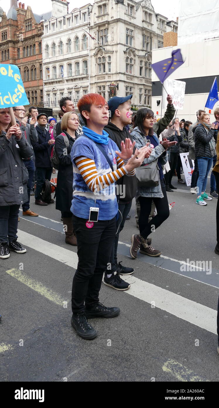 I manifestanti attraverso generazioni frequentando il "voto popolare' marzo a Londra. Il voto popolare marzo ha avuto luogo a Londra il 23 marzo 2019 come parte di una serie di dimostrazioni di protesta contro Brexit, chiamata per un nuovo referendum e chiedere al governo britannico di revocare l'articolo 50. Essa ha portato al capitale di centinaia di migliaia di manifestanti, o di più di un milione di persone secondo gli organizzatori. Foto Stock