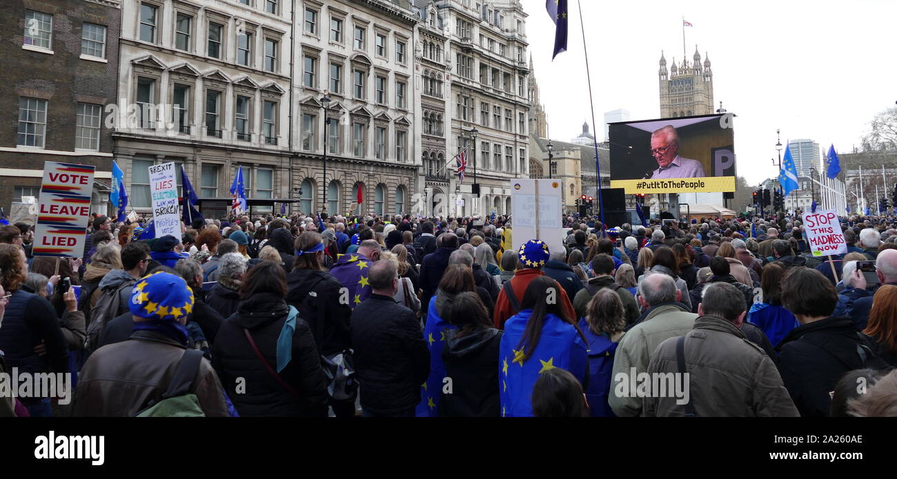 I manifestanti attraverso generazioni frequentando il "voto popolare' marzo a Londra. Il voto popolare marzo ha avuto luogo a Londra il 23 marzo 2019 come parte di una serie di dimostrazioni di protesta contro Brexit, chiamata per un nuovo referendum e chiedere al governo britannico di revocare l'articolo 50. Essa ha portato al capitale di centinaia di migliaia di manifestanti, o di più di un milione di persone secondo gli organizzatori. Foto Stock