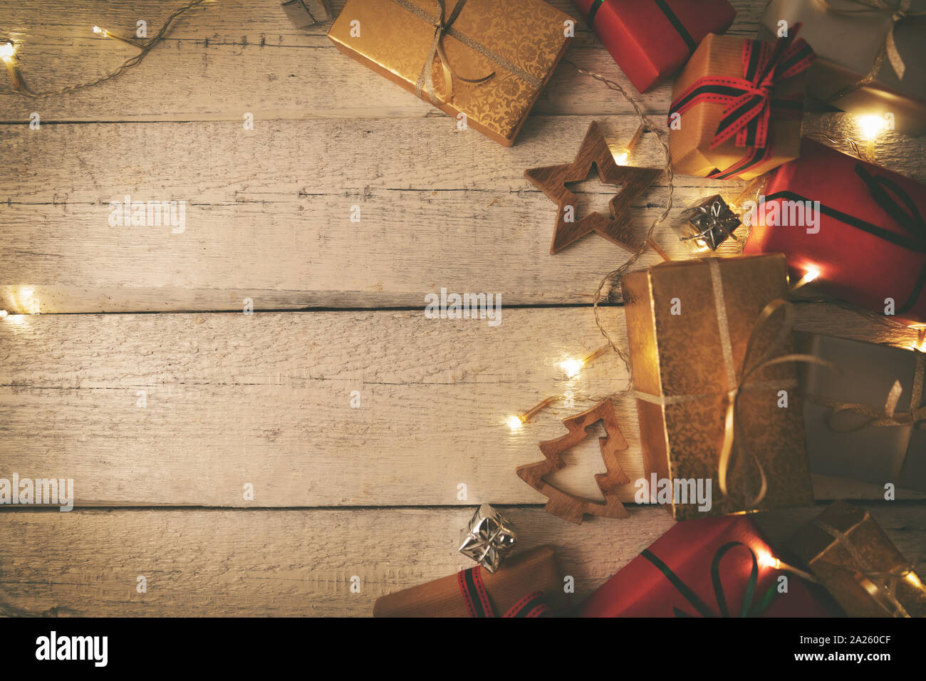 Confezioni regalo decorazioni e le luci di Natale su sfondo di legno. spazio copia Foto Stock