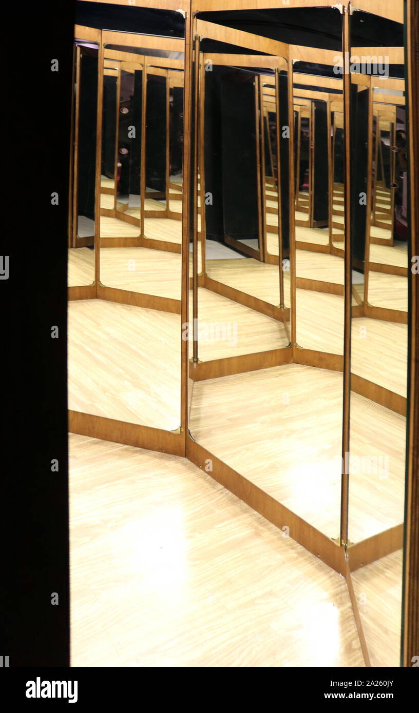 Ri-costruzione di uno specchio camera, basato su manoscritto Bt folio 28 r. da Leonardo da Vinci. Foto Stock