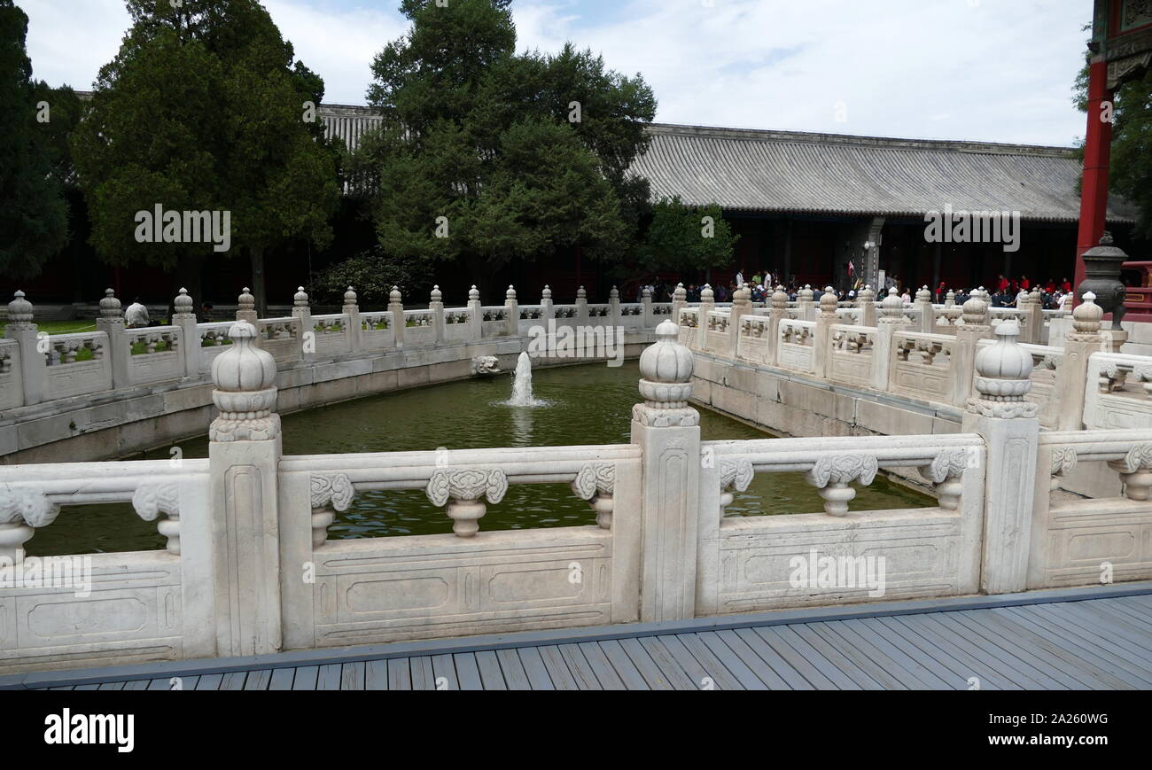 Guozijian (Imperial College), che si trova sulla strada Guozijian a Pechino in Cina, è stata la Cina del National University durante lo Yuan, Ming e Qing, e l'ultimo Guozijian della Cina. La maggior parte di Pechino Guozijian gli edifici sono stati costruiti durante la Dinastia Ming e rimane un importante patrimonio sito in Cina. Il Guozijian è stato arrestato nel 1905. Il Guozijian fu costruito una prima volta nel 1306 durante la XXIV Anno di Zhiyuan Regno della Dinastia Yuan, ed è stato ristrutturato e rinnovato su grande scala durante Yongle e Zhengtong regna della dinastia Ming Foto Stock