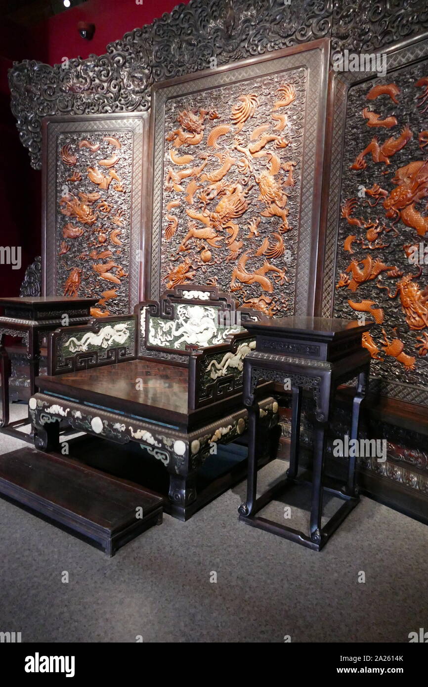 Del legno di sandalo rosso schermo, intarsiato con cloud e dragon design in legno di bosso. Qianlong regnare, dinastia Qing, la Città Proibita di Pechino, Cina. L'Imperatore Qianlong (25 settembre 1711 - 7 febbraio 1799) era il sesto imperatore della dinastia Qing Foto Stock
