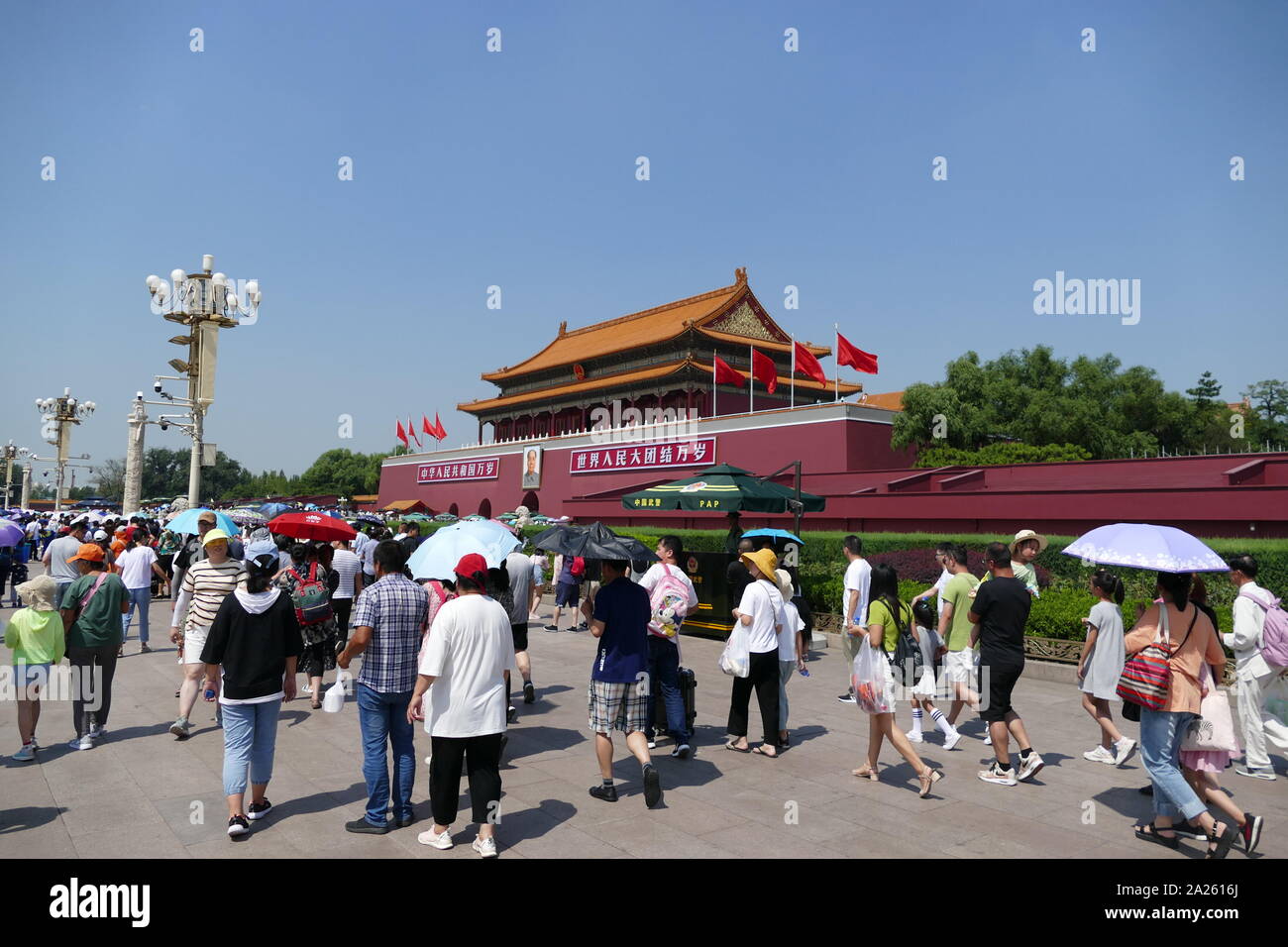 La Tiananmen, o la porta della pace celeste, è una porta monumentale nel centro di Pechino, ampiamente usato come un simbolo nazionale della Cina. Prima costruita durante la dinastia Ming in 1420, Piazza Tiananmen è stata l'ingresso alla città imperiale, entro il quale la Città Proibita è stato posizionato. Foto Stock