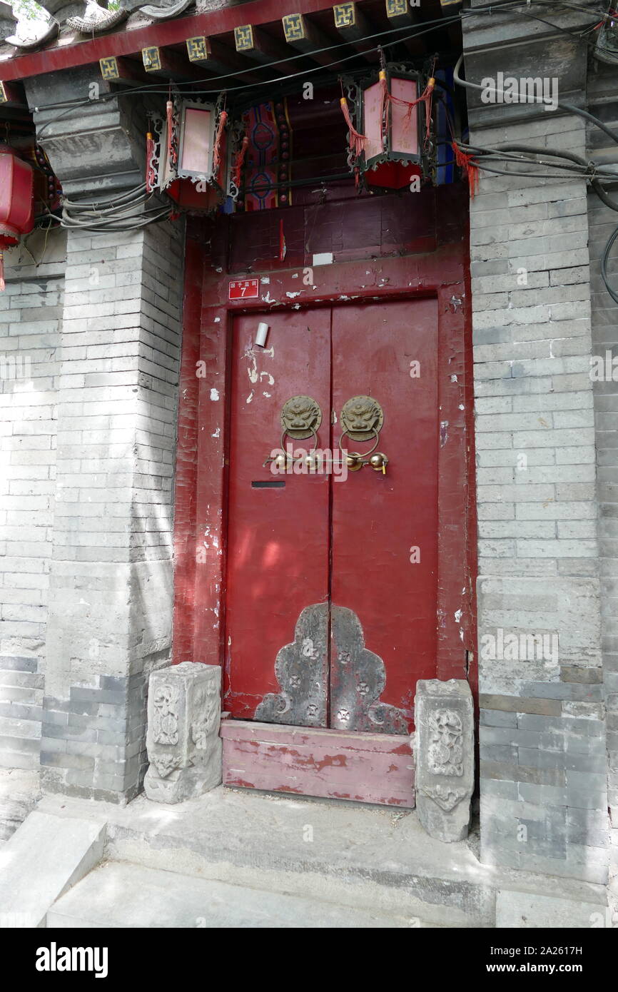 Vecchia casa con tradizionale porta ajacent per la Città Proibita a Pechino, Cina Foto Stock