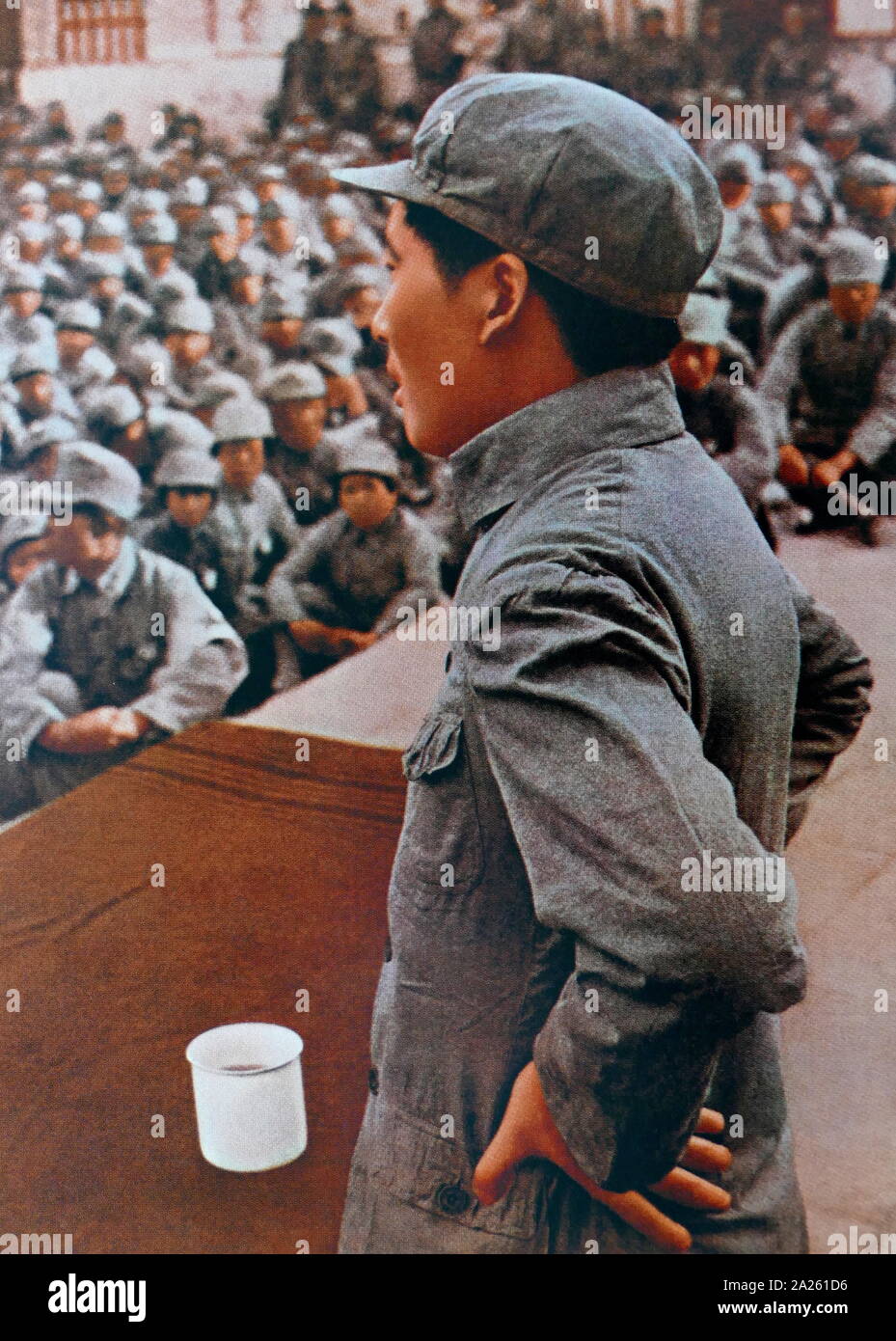 Il presidente Mao che parla al popolo cinese la Anti-Japanese militari e politici in università Yenan. (1938). Mao Zedong (1893 - 9 settembre 1976), era un comunista cinese rivoluzionario che divenne il padre fondatore della Repubblica Popolare Cinese (PRC), che egli ha dichiarato il presidente del Partito Comunista della Cina dalla sua costituzione nel 1949 fino alla sua morte Foto Stock