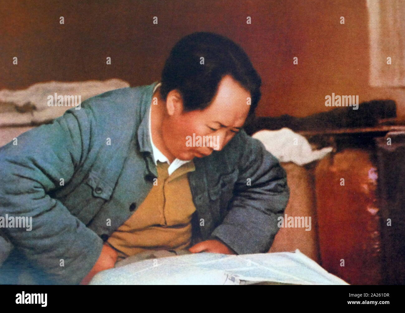 Il presidente Mao recensioni mappe militari nel nord di Shaanxi, 1947. Mao Zedong (1893 - 9 settembre 1976), era un comunista cinese rivoluzionario che divenne il padre fondatore della Repubblica Popolare Cinese (PRC), che egli ha dichiarato il presidente del Partito Comunista della Cina dalla sua costituzione nel 1949 fino alla sua morte Foto Stock