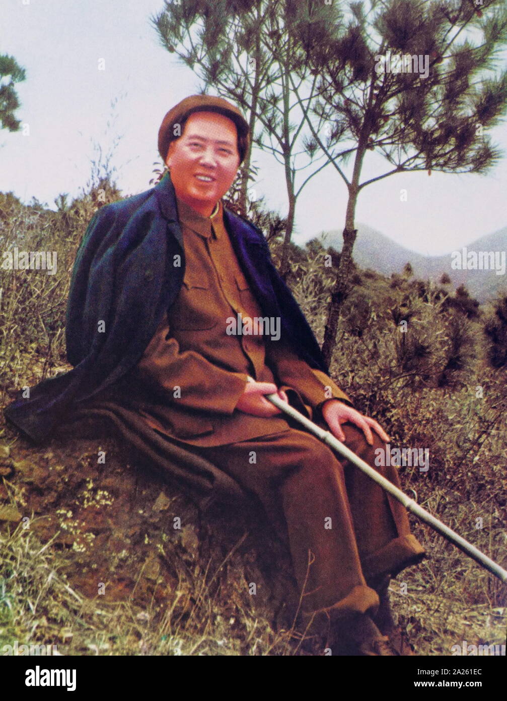 &#13;&#10;il Presidente Mao in Yenan. (1944) Mao Zedong (1893 - 9 settembre 1976), era un comunista cinese rivoluzionario che divenne il padre fondatore della Repubblica Popolare Cinese (PRC), che egli ha dichiarato il presidente del Partito Comunista della Cina dalla sua costituzione nel 1949 fino alla sua morte Foto Stock