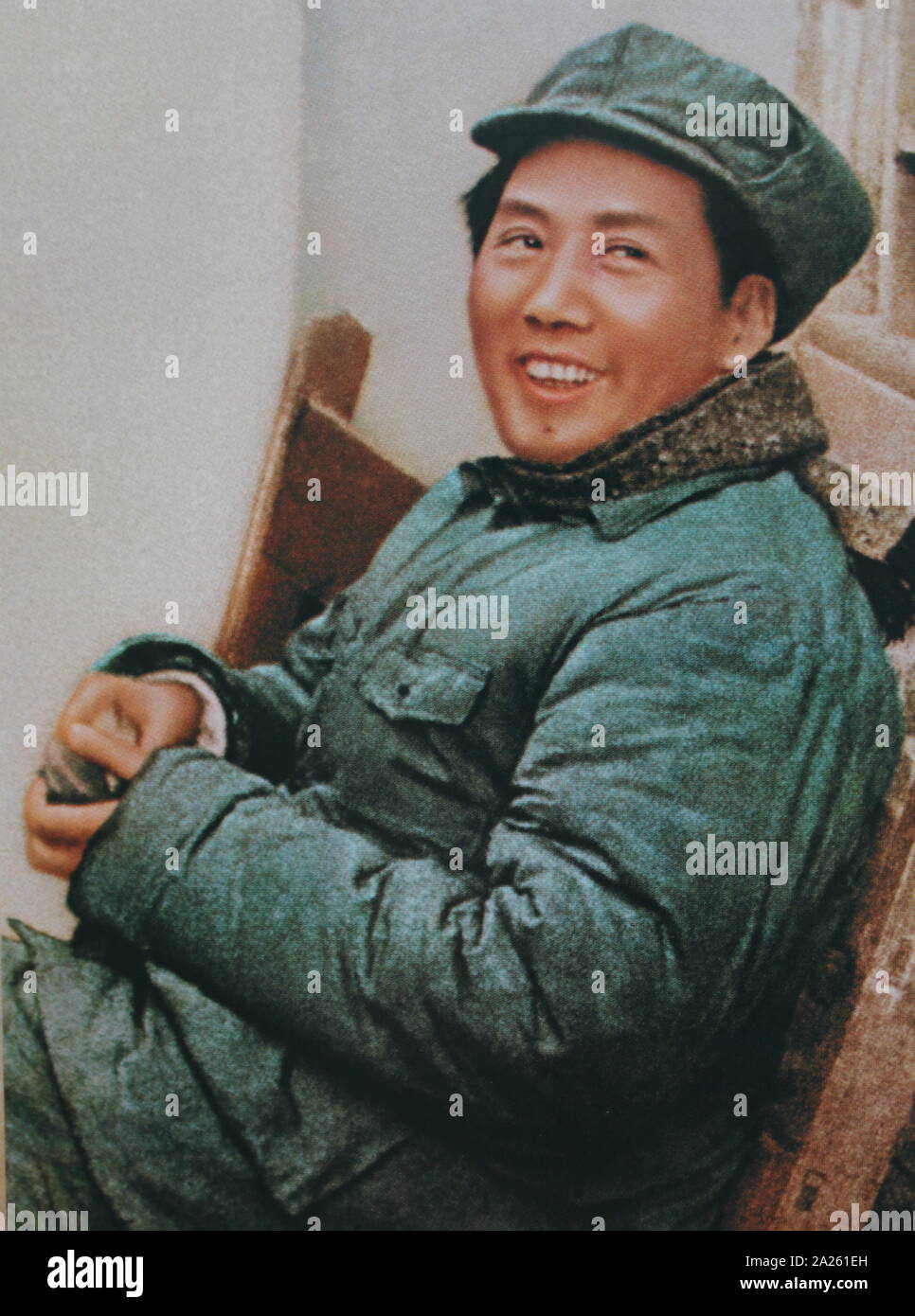 &#13;&#10;il Presidente Mao in Yenan. (1944) Mao Zedong (1893 - 9 settembre 1976), era un comunista cinese rivoluzionario che divenne il padre fondatore della Repubblica Popolare Cinese (PRC), che egli ha dichiarato il presidente del Partito Comunista della Cina dalla sua costituzione nel 1949 fino alla sua morte Foto Stock