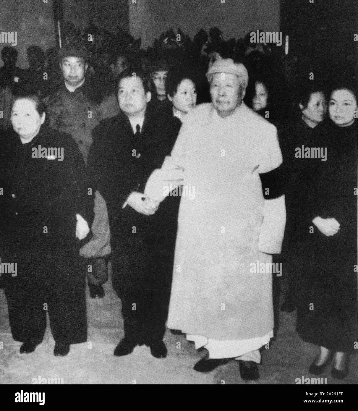 Soong Qing Ling, Hua Guofeng, Mao Zedong, Principe Sihanouk e Regina Monique della Cambogia a Chen Yi memoriale di servizio. 1972 Foto Stock