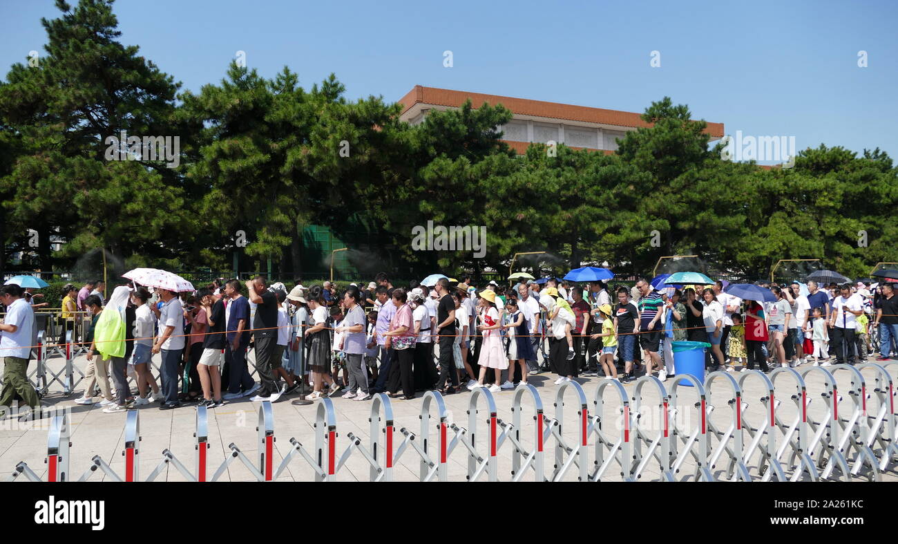 Folle di cittadini cinesi e turisti, la coda per visitare il Presidente Mao Memorial Hall, noto come il Mausoleo di Mao Zedong, è il luogo del riposo finale di Mao Zedong, presidente del Partito Comunista della Cina dal 1945 fino alla sua morte nel 1976. Foto Stock