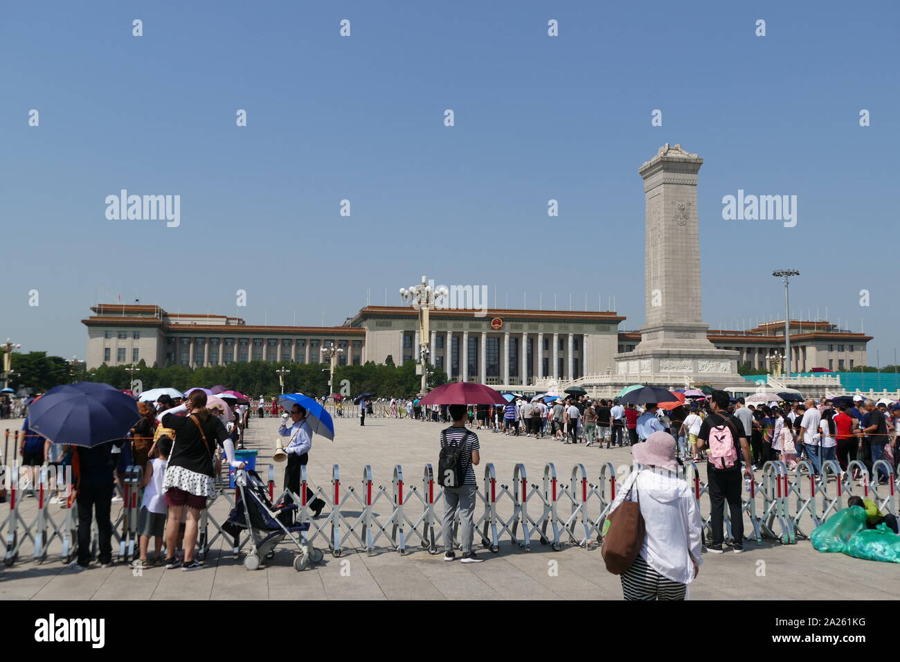 Il monumento al popolo di eroi si trova di fronte alla grande Sala del Popolo di Pechino. A dieci piani obelisco che venne eretto un monumento nazionale della Cina per i martiri della lotta rivoluzionaria nel corso del XIX e XX secolo Foto Stock