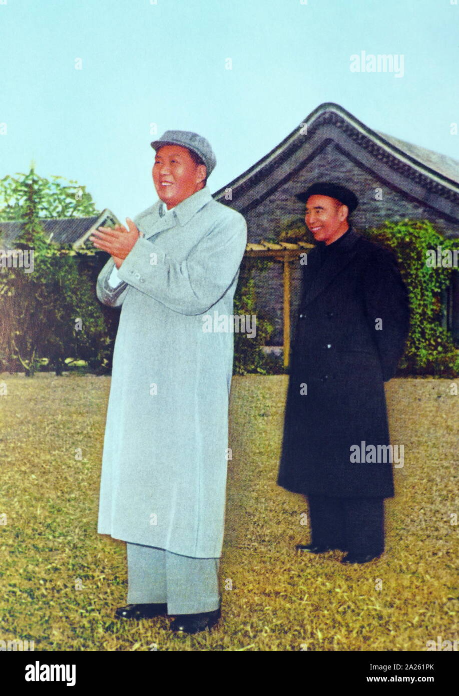 Lin Biao con Mao Zedong, 1966. Lin Biao (1907 - 1971). Lin è diventato determinante nel creare le basi per la Mao Zedong il culto della personalità, ed è stato premiato nella rivoluzione culturale da essere chiamato Mao successore designato. Lin è morto il 13 settembre 1971. Foto Stock
