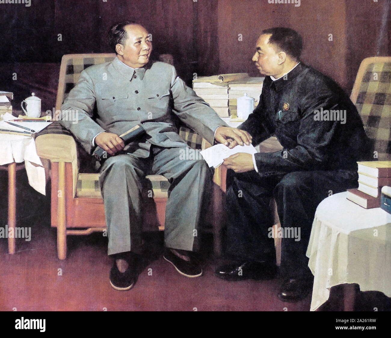 Hua Guofeng (successore di Mao), con Mao Zedong (sinistra), 1975. Mao Zedong (1893 - 9 settembre 1976), era un comunista cinese rivoluzionario che divenne il padre fondatore della Repubblica Popolare Cinese (PRC), che egli ha dichiarato il presidente del Partito Comunista della Cina dalla sua costituzione nel 1949 fino alla sua morte Foto Stock