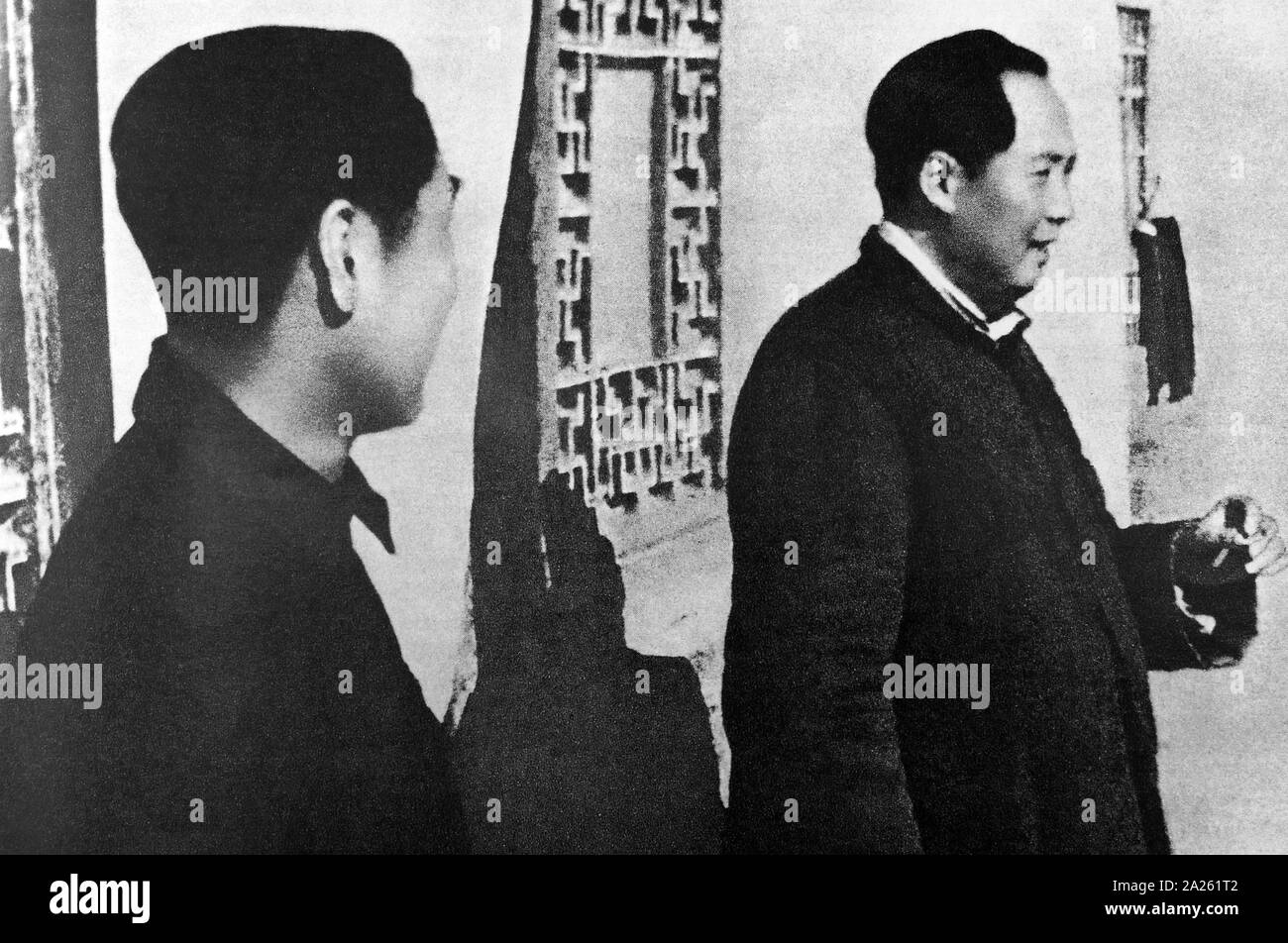 Il presidente Mao e Zhou Enlai in grotte Zhuanzhai in Yenan 1939 Foto Stock