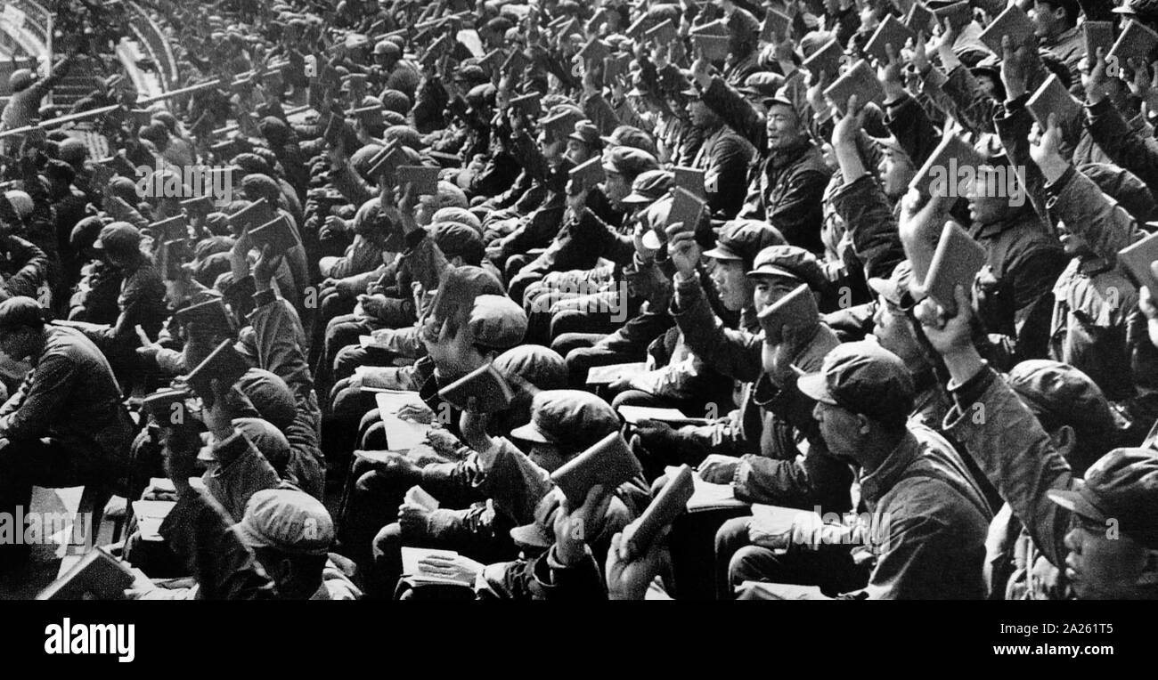 Ufficiali e soldati dell esercito di liberazione del popolo ufficiali studio Mao Zedong citazioni Foto Stock