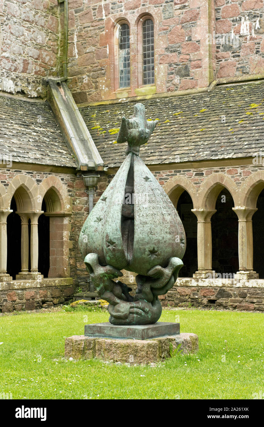 'Descent dello Spirito' scultura nel chiostro della Abbazia di Iona. Iona, Ebridi Interne, Scozia Foto Stock