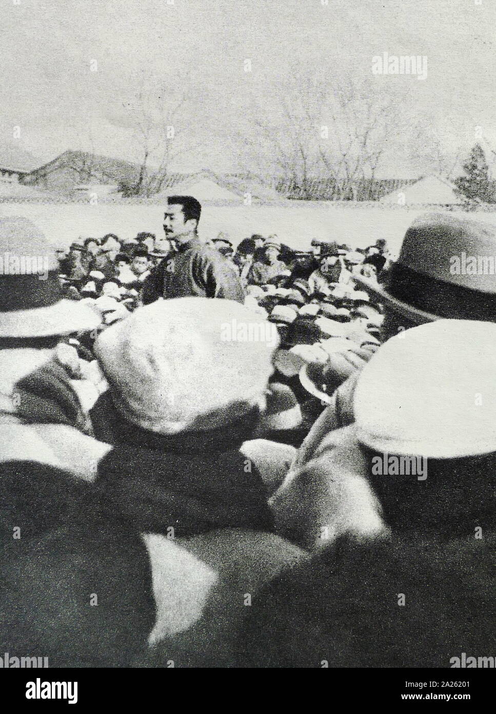 Lu Xun ha pronunciato un discorso per le masse a Pechino nel 1929. Lu Xun (1881 - 1936), scrittore cinese, saggista, poeta e critico letterario. Egli è stato una figura di primo piano della moderna letteratura cinese. La scrittura in vernacolo cinese e cinese classico, egli è stato un breve racconto dello scrittore, editor, traduttore, critico letterario, saggista, poeta e designer. Negli anni trenta divenne il titolare in testa alla classifica degli scrittori Left-Wing a Shanghai. Foto Stock