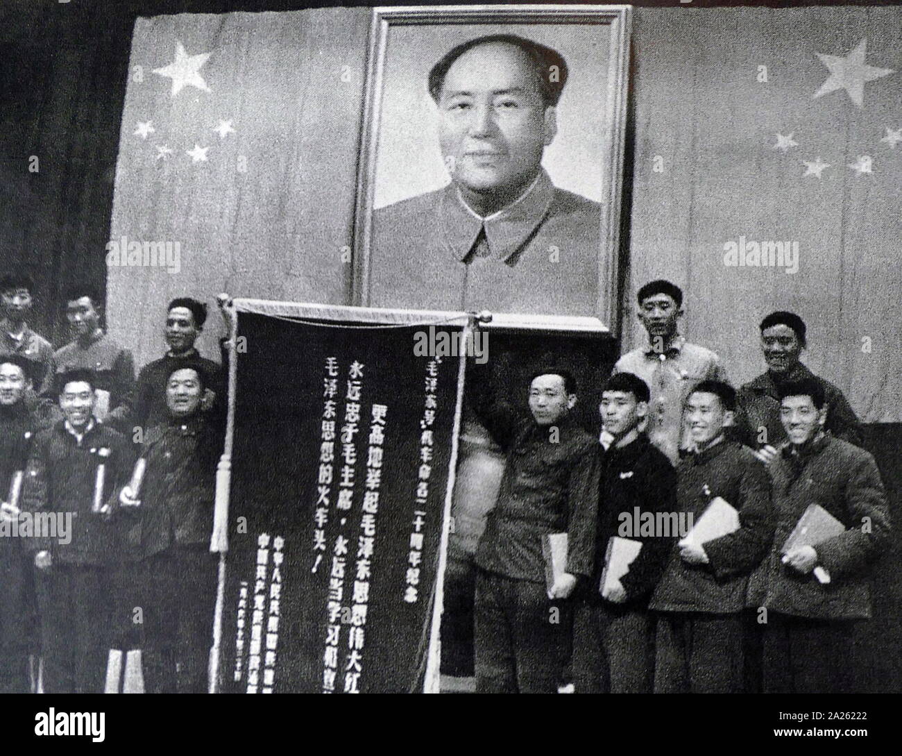 Le Guardie rosse con un ritratto di Mao Zedong durante la rivoluzione culturale. Cina 1967 Foto Stock