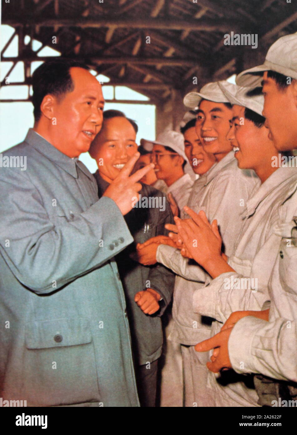 Il presidente Mao ispezionato la fabbrica di Anhui. (1958). Mao Zedong (1893 - 9 settembre 1976), era un comunista cinese rivoluzionario che divenne il padre fondatore della Repubblica Popolare Cinese (PRC), che egli ha dichiarato il presidente del Partito Comunista della Cina dalla sua costituzione nel 1949 fino alla sua morte Foto Stock