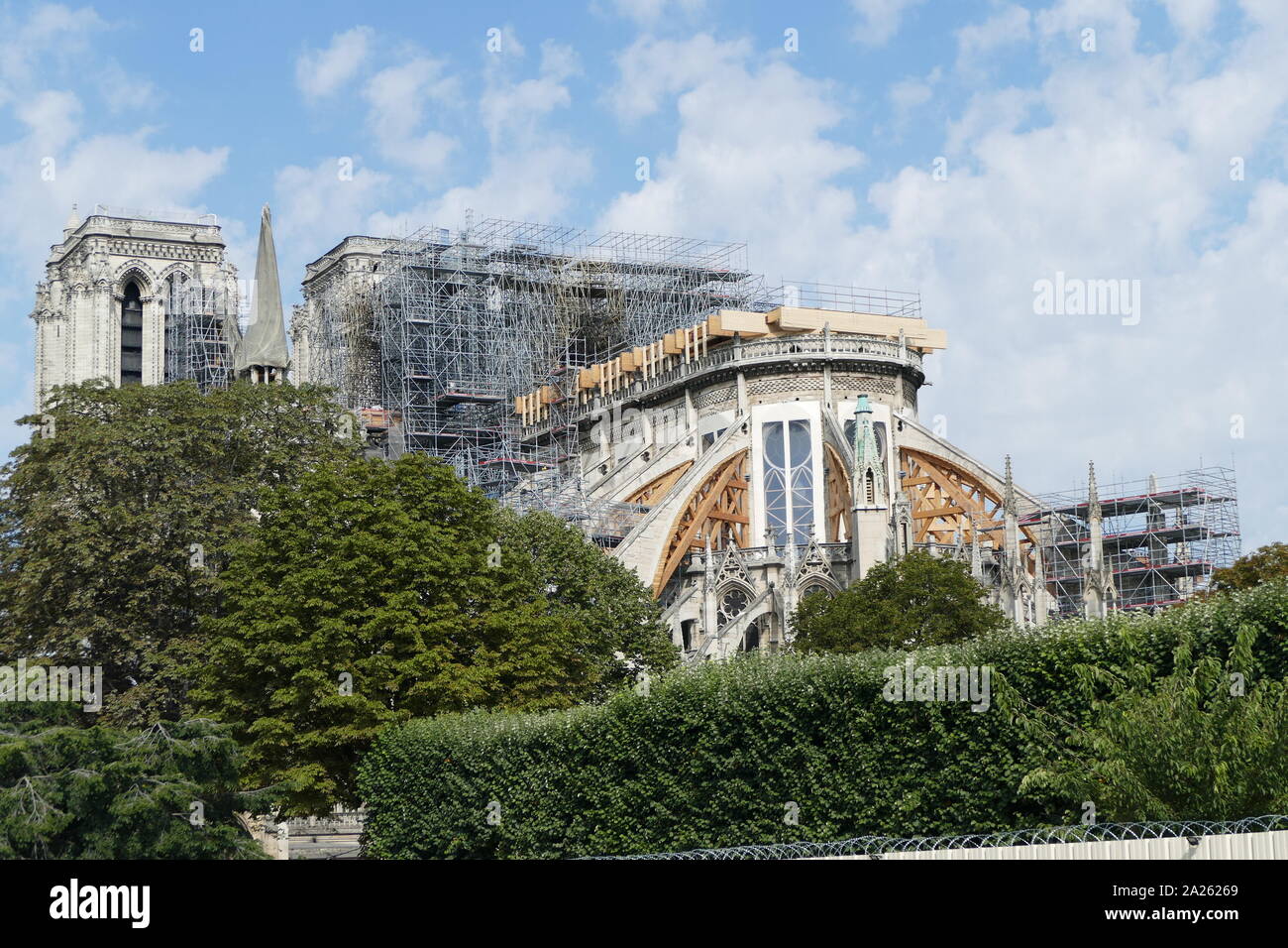 Notre Dame de Paris è in fase di ristrutturazione e di restauro nel settembre 2019. Il tetto di Notre-dame ha preso fuoco la sera del 15 aprile 2019. A bruciare per circa 15 ore, la cattedrale subito gravi danni. il 16 luglio 2019, il parlamento francese ha approvato una legge che impone che essa sia ricostruita esattamente come appariva prima dell'incendio. Foto Stock