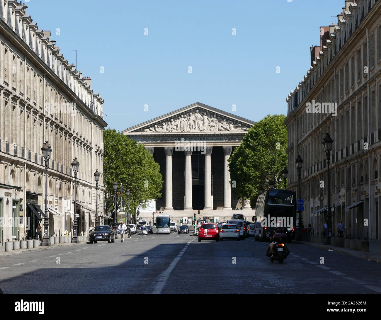 L'Eglise de la Madeleine, una chiesa cattolica romana che occupa una posizione dominante nell'ottavo arrondissement di Parigi. La chiesa della Madeleine è stato progettato nella sua forma attuale come un tempio a gloria dell'esercito di Napoleone. Foto Stock
