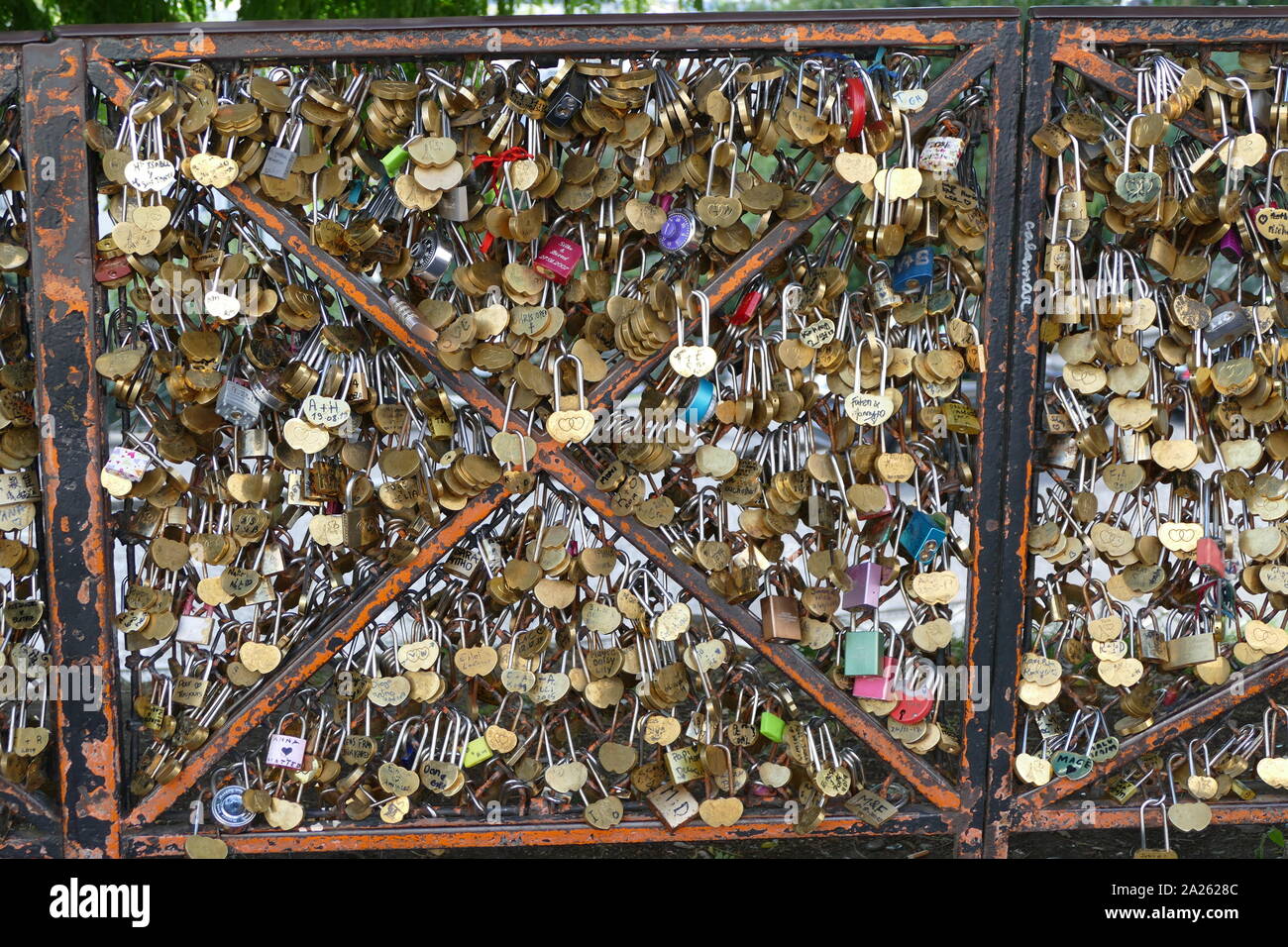 I tasti con amore i desideri e le richieste speciali sono visto bloccato sulle ringhiere sopra il quartiere di Pigalle di Parigi, Francia, 2019 Foto Stock