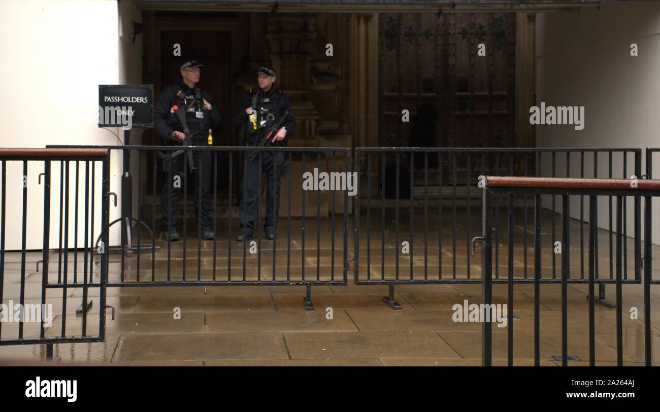 Misure di sicurezza tra cui polizia armata, al di fuori della Camera dei comuni e la Camera Bassa del parlamento britannico nel 2019 Foto Stock