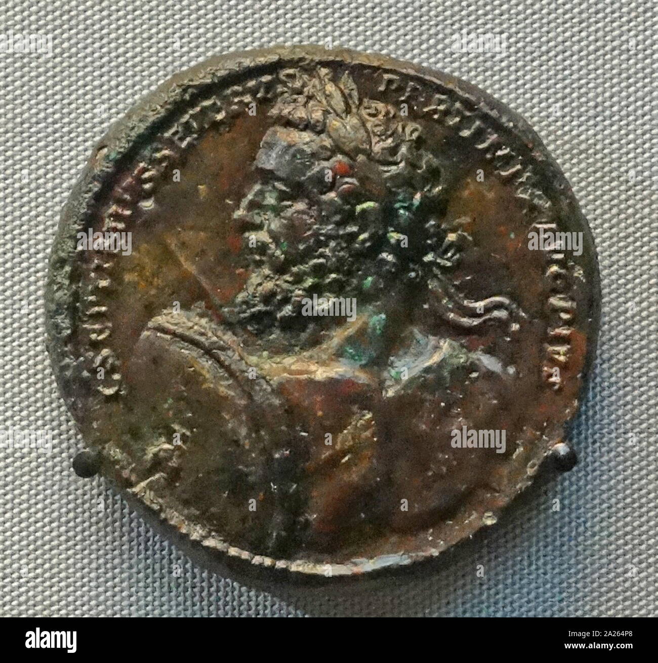 Medaglione; Impero Romano, lega di rame medaglione di Settimio Severo, raffigurante l'imperatore come un comandante militare, Roma, AD 195 Foto Stock