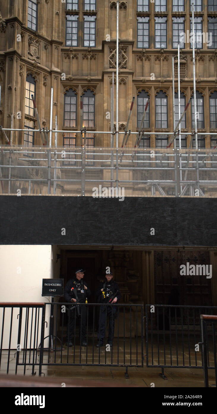 Misure di sicurezza tra cui polizia armata, al di fuori della Camera dei comuni e la Camera Bassa del parlamento britannico nel 2019 Foto Stock