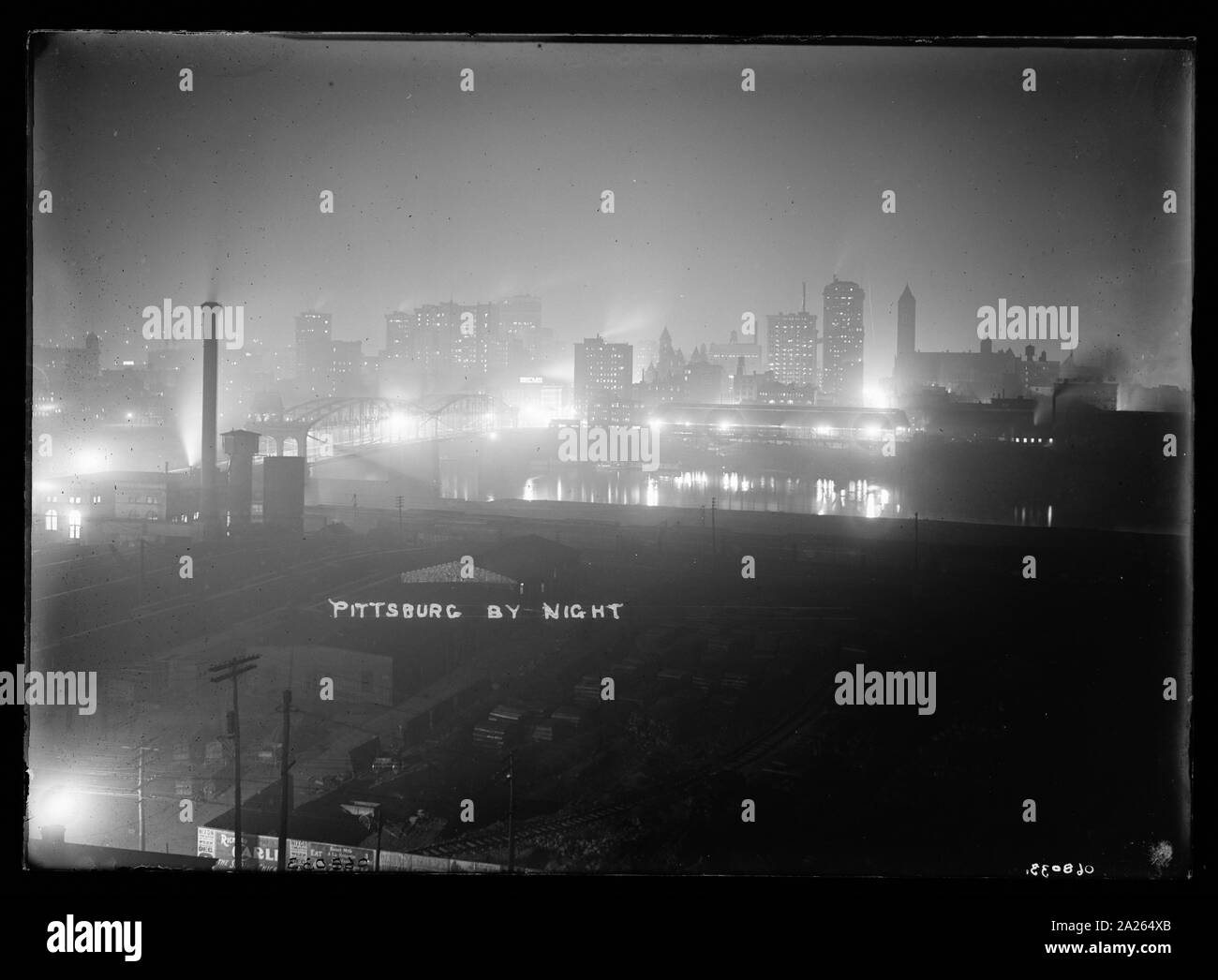 Pittsburg da notte data tra il 1900 e il 1915 probabilmente note le frese in acciaio. Detroit Publishing Co. n. 068033. Dono; State Historical Society of Colorado; 1949. I soggetti industriali impianti di illuminazione notturna industria siderurgica negli Stati Uniti--Pennsylvania--Pittsburgh Pennsylvania--Pittsburgh; Foto Stock