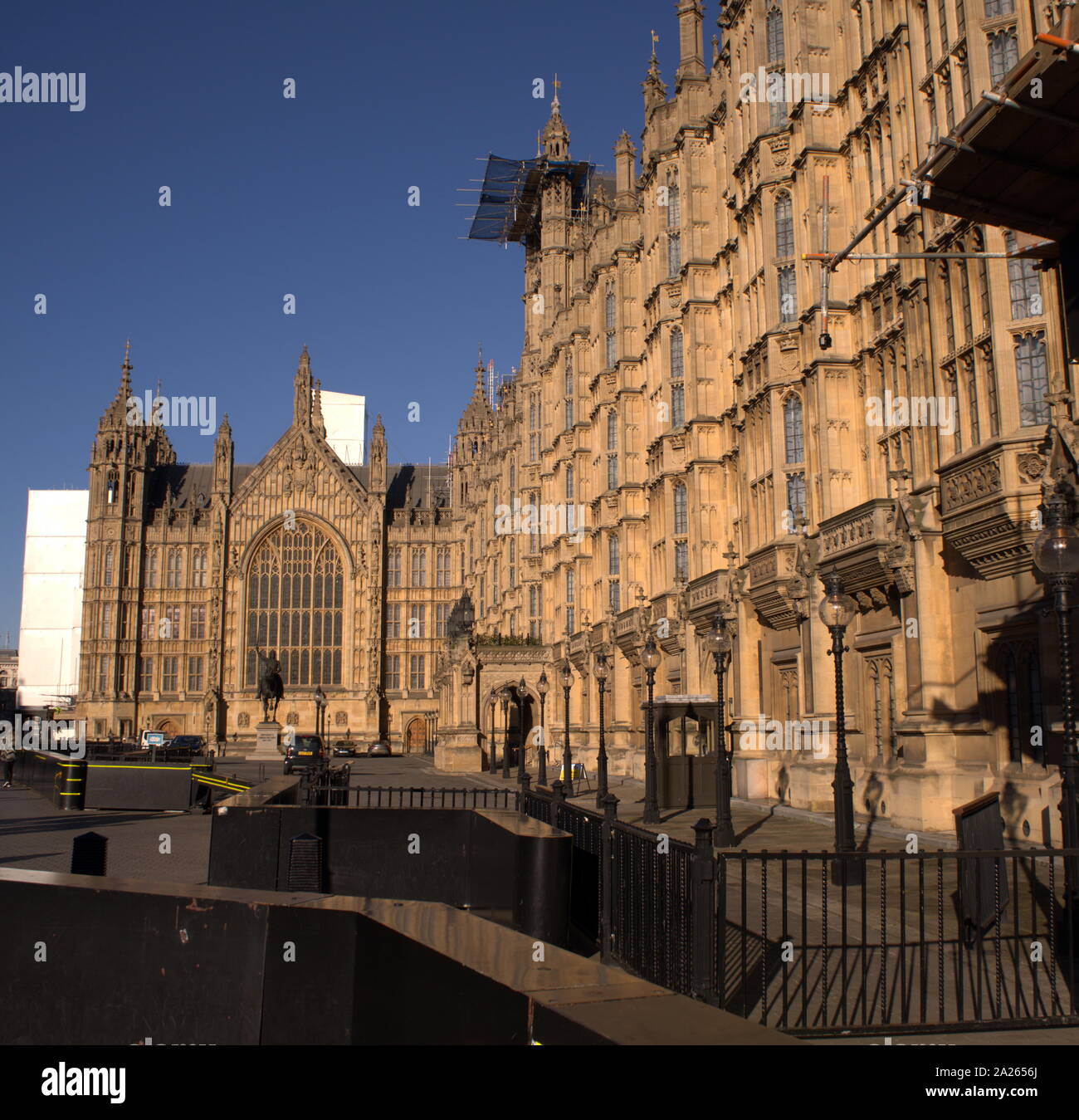 Misure di sicurezza in cluding barriere al di fuori del Parlamento britannico nel 2019 Foto Stock